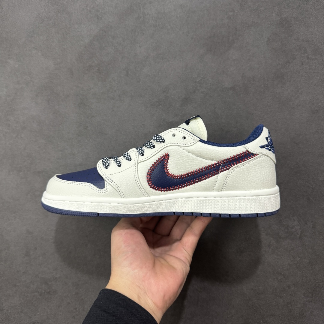 图片[2]-【定制版】Travis Scott x Fragment Design x Jordan Air Jordan 1 Low OG SP “克罗心联名——缝线勾” 多方联名合作融合了Travi翻毛蓝勾s Scott 独特的音乐风格，藤原浩个性的设计风格以及Jordan品牌的经典元素 使其成为一双具有独特身份和价值的鞋子 清新而立体的外观加上联名标识更突出了其独特身份 这种配色方案显示出活力和时尚感 在视觉上引人注目 鞋身的质感和细腻的细节处理使其显得高端而格调十足 这款“倒钩”联名是设计与创意完美结合 融合多方的个性风格是一款备受瞩目的潮流鞋款 低帮休闲板鞋 定制鞋盒 大厂纯原品质出货 超高清洁度 皮料切割干净无任何毛边 细节完美 货号：DZ5899-030 尺码：36 36.5 37.5 38 38.5 39 40 40.5 41 42 42.5 43 44 44.5 45-选品中心