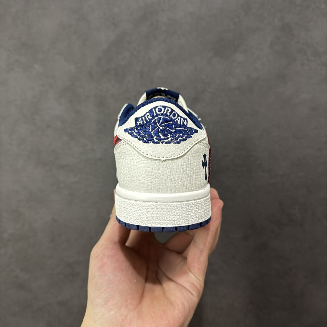 图片[4]-【定制版】Travis Scott x Fragment Design x Jordan Air Jordan 1 Low OG SP “克罗心联名——缝线勾” 多方联名合作融合了Travi翻毛蓝勾s Scott 独特的音乐风格，藤原浩个性的设计风格以及Jordan品牌的经典元素 使其成为一双具有独特身份和价值的鞋子 清新而立体的外观加上联名标识更突出了其独特身份 这种配色方案显示出活力和时尚感 在视觉上引人注目 鞋身的质感和细腻的细节处理使其显得高端而格调十足 这款“倒钩”联名是设计与创意完美结合 融合多方的个性风格是一款备受瞩目的潮流鞋款 低帮休闲板鞋 定制鞋盒 大厂纯原品质出货 超高清洁度 皮料切割干净无任何毛边 细节完美 货号：DZ5899-030 尺码：36 36.5 37.5 38 38.5 39 40 40.5 41 42 42.5 43 44 44.5 45-选品中心