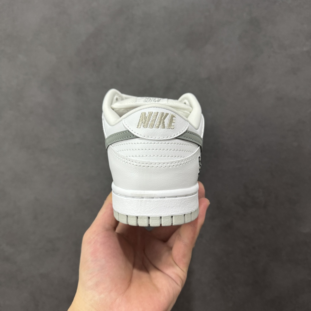图片[4]-【YC纯原】Supreme x Nike Dunk SB Low 白色 此款鞋跟上绣有“94”字样，纪念品牌的创立年份，该品牌的标志性徽标还被蚀刻在了中底的侧壁上。鞋垫沿用了标准的红色表面，每只鞋垫上都有Nike SB标识，并且Supreme的标识横跨左右两只鞋垫。 货号： HQ8487-100 尺码： 40 40.5 41 42 42.5 43 44 44.5 45 46-选品中心