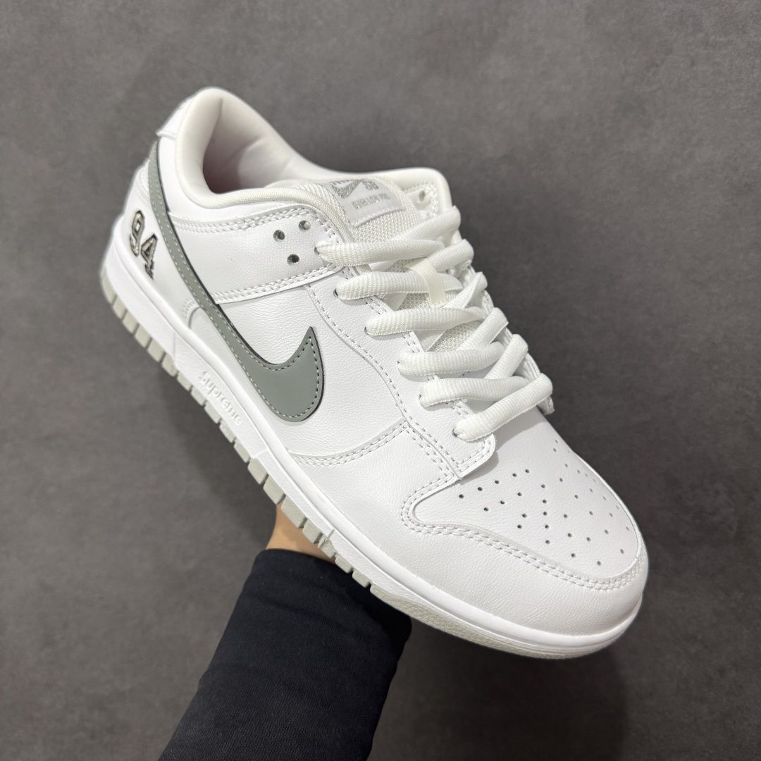 图片[3]-【YC纯原】Supreme x Nike Dunk SB Low 白色 此款鞋跟上绣有“94”字样，纪念品牌的创立年份，该品牌的标志性徽标还被蚀刻在了中底的侧壁上。鞋垫沿用了标准的红色表面，每只鞋垫上都有Nike SB标识，并且Supreme的标识横跨左右两只鞋垫。 货号： HQ8487-100 尺码： 40 40.5 41 42 42.5 43 44 44.5 45 46-选品中心