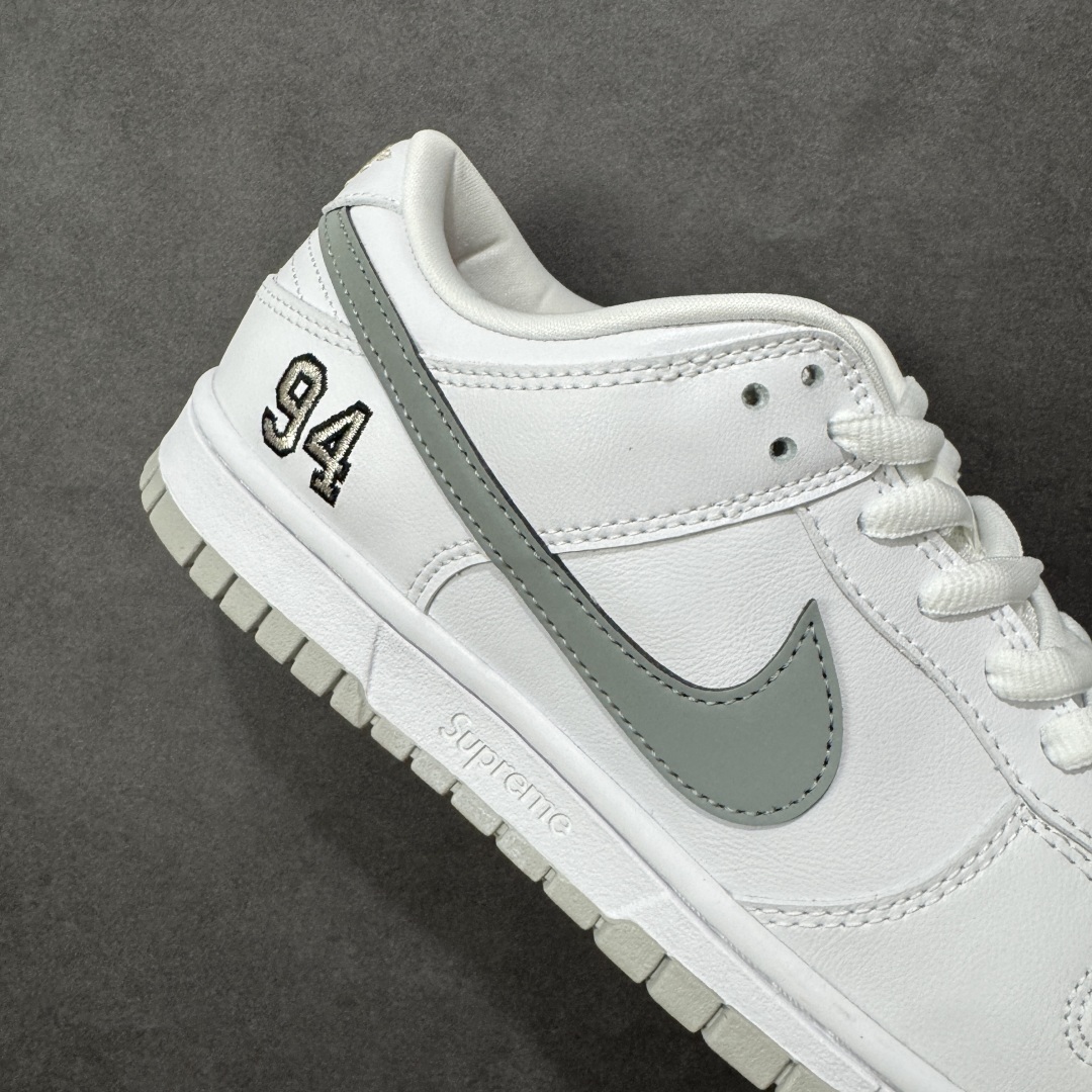 图片[6]-【YC纯原】Supreme x Nike Dunk SB Low 白色 此款鞋跟上绣有“94”字样，纪念品牌的创立年份，该品牌的标志性徽标还被蚀刻在了中底的侧壁上。鞋垫沿用了标准的红色表面，每只鞋垫上都有Nike SB标识，并且Supreme的标识横跨左右两只鞋垫。 货号： HQ8487-100 尺码： 40 40.5 41 42 42.5 43 44 44.5 45 46-选品中心