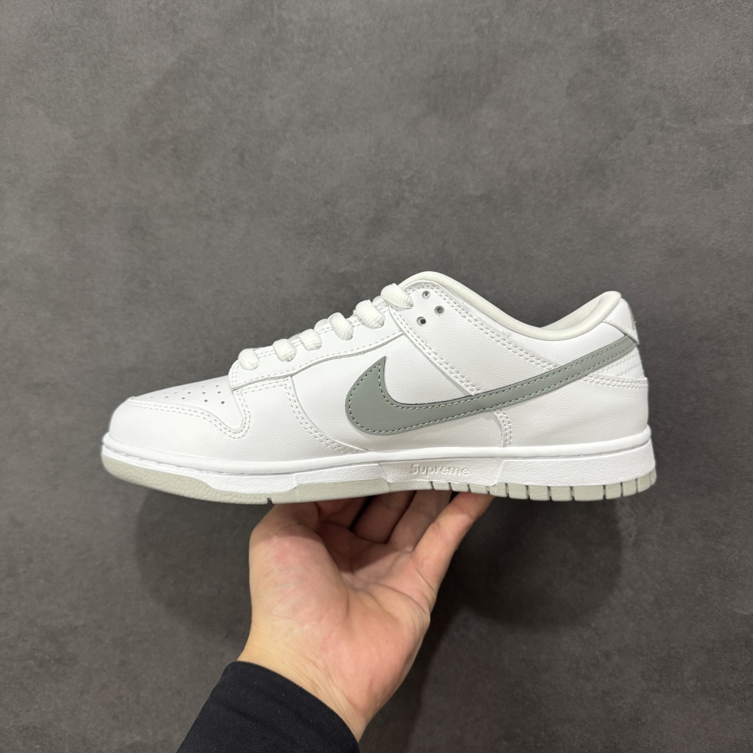 图片[2]-【YC纯原】Supreme x Nike Dunk SB Low 白色 此款鞋跟上绣有“94”字样，纪念品牌的创立年份，该品牌的标志性徽标还被蚀刻在了中底的侧壁上。鞋垫沿用了标准的红色表面，每只鞋垫上都有Nike SB标识，并且Supreme的标识横跨左右两只鞋垫。 货号： HQ8487-100 尺码： 40 40.5 41 42 42.5 43 44 44.5 45 46-选品中心