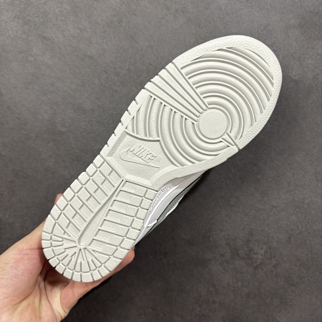 图片[9]-【YC纯原】Supreme x Nike Dunk SB Low 白色 此款鞋跟上绣有“94”字样，纪念品牌的创立年份，该品牌的标志性徽标还被蚀刻在了中底的侧壁上。鞋垫沿用了标准的红色表面，每只鞋垫上都有Nike SB标识，并且Supreme的标识横跨左右两只鞋垫。 货号： HQ8487-100 尺码： 40 40.5 41 42 42.5 43 44 44.5 45 46-选品中心