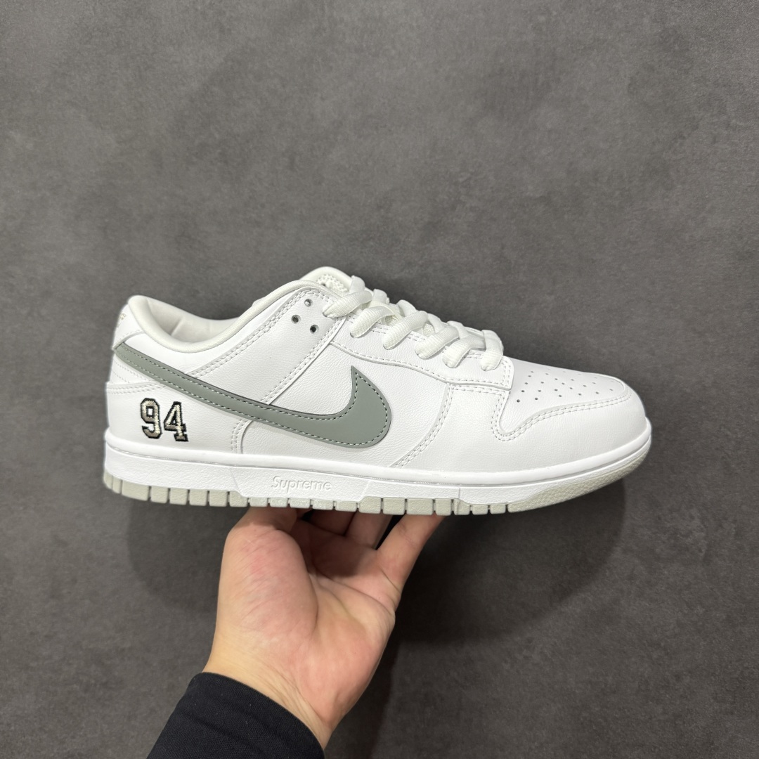 【YC纯原】Supreme x Nike Dunk SB Low 白色 此款鞋跟上绣有“94”字样,纪念品牌的创立年份,该品牌的标志性徽标还被蚀刻在了中底的侧壁上。鞋垫沿用了标准的红色表面,每只鞋垫上都有Nike SB标识,并且Supreme的标识横跨左右两只鞋垫。 货号: HQ8487-100 尺码: 40 40.5 41 42 42.5 43 44 44.5 45 46-选品中心