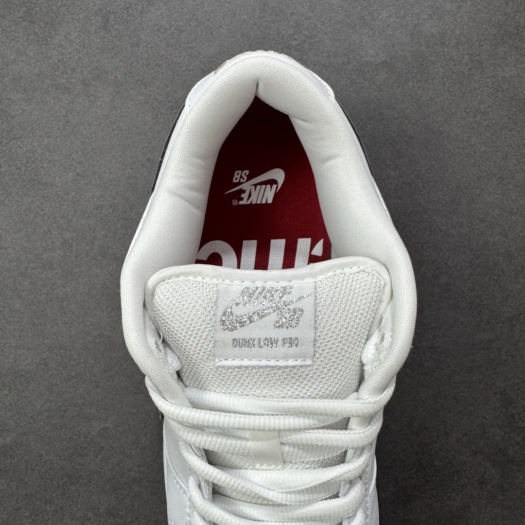 图片[7]-【YC纯原】Supreme x Nike Dunk SB Low 白色 此款鞋跟上绣有“94”字样，纪念品牌的创立年份，该品牌的标志性徽标还被蚀刻在了中底的侧壁上。鞋垫沿用了标准的红色表面，每只鞋垫上都有Nike SB标识，并且Supreme的标识横跨左右两只鞋垫。 货号： HQ8487-100 尺码： 40 40.5 41 42 42.5 43 44 44.5 45 46-选品中心