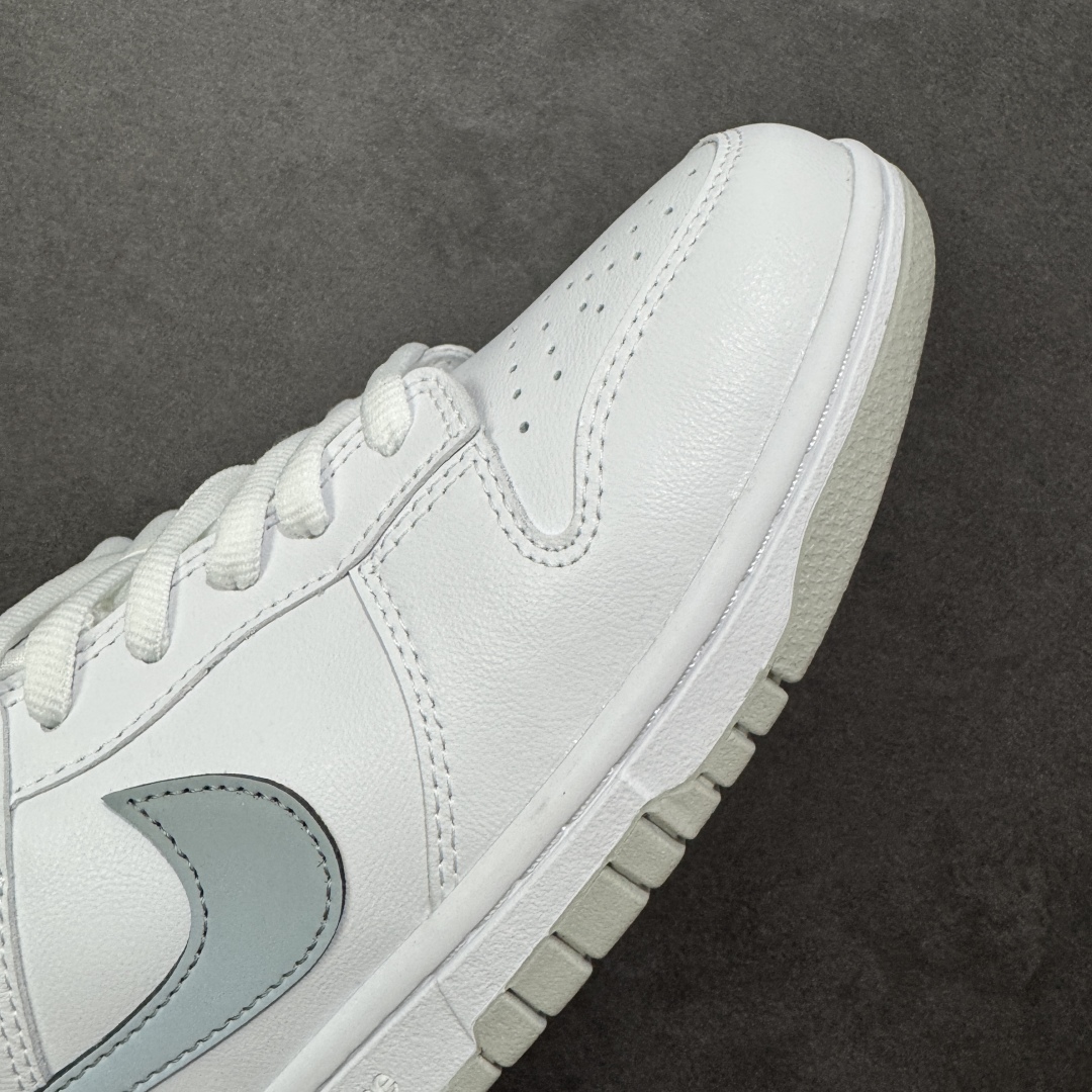 图片[5]-【YC纯原】Supreme x Nike Dunk SB Low 白色 此款鞋跟上绣有“94”字样，纪念品牌的创立年份，该品牌的标志性徽标还被蚀刻在了中底的侧壁上。鞋垫沿用了标准的红色表面，每只鞋垫上都有Nike SB标识，并且Supreme的标识横跨左右两只鞋垫。 货号： HQ8487-100 尺码： 40 40.5 41 42 42.5 43 44 44.5 45 46-选品中心