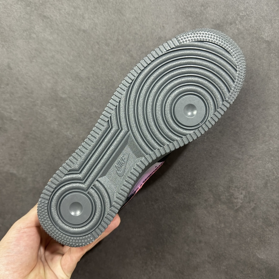图片[9]-【定制版】Nike Air Force 1\’07 Low \”Pink Electric Spider Shadow\” 手绘涂鸦 粉电蛛影 空军一号低帮休闲板鞋 #粉嫩的Swoosh与蛛网图案交缠，似是蜘蛛侠宇宙里迸发出的霓虹脉络；黑色鞋身点缀的闪电符号、神秘蛛眼，又为其注入几分街头的酷感张力。鞋头渐变的粉紫、中底泼墨般的彩点，在灰调基底上晕染出艺术感，每一处细节都像是潮酷青年的自我宣言——既怀揣着对英雄世界的绮梦，又绝不妥协于平庸的街头风格 货号：YD2425-011 尺码：36 36.5 37.5 38 38.5 39 40 40.5 41 42 42.5 43 44 44.5 45-选品中心