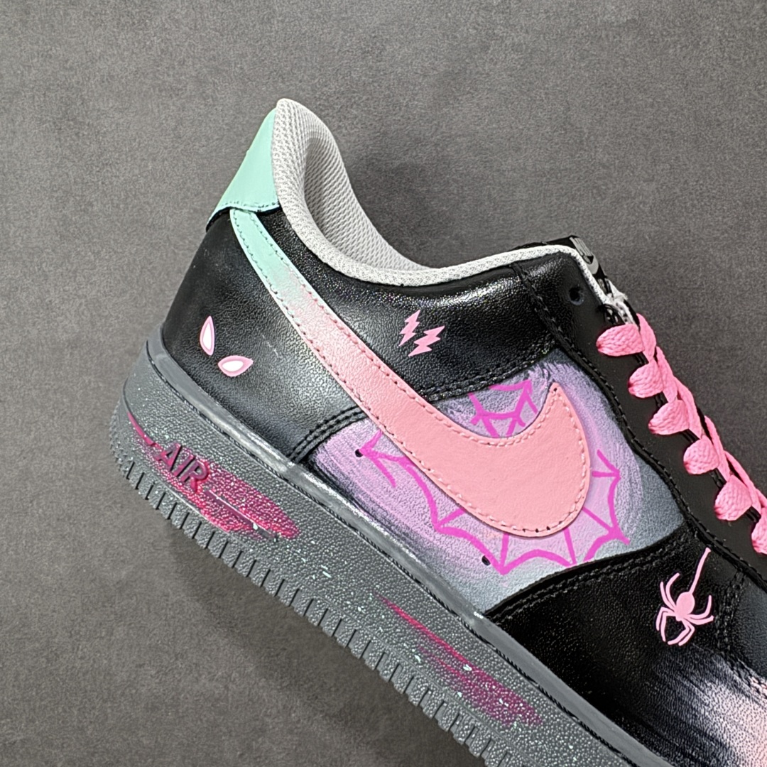 图片[6]-【定制版】Nike Air Force 1\’07 Low \”Pink Electric Spider Shadow\” 手绘涂鸦 粉电蛛影 空军一号低帮休闲板鞋 #粉嫩的Swoosh与蛛网图案交缠，似是蜘蛛侠宇宙里迸发出的霓虹脉络；黑色鞋身点缀的闪电符号、神秘蛛眼，又为其注入几分街头的酷感张力。鞋头渐变的粉紫、中底泼墨般的彩点，在灰调基底上晕染出艺术感，每一处细节都像是潮酷青年的自我宣言——既怀揣着对英雄世界的绮梦，又绝不妥协于平庸的街头风格 货号：YD2425-011 尺码：36 36.5 37.5 38 38.5 39 40 40.5 41 42 42.5 43 44 44.5 45-选品中心