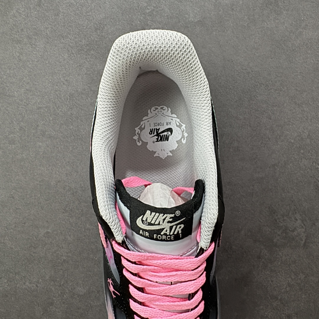 图片[7]-【定制版】Nike Air Force 1\’07 Low \”Pink Electric Spider Shadow\” 手绘涂鸦 粉电蛛影 空军一号低帮休闲板鞋 #粉嫩的Swoosh与蛛网图案交缠，似是蜘蛛侠宇宙里迸发出的霓虹脉络；黑色鞋身点缀的闪电符号、神秘蛛眼，又为其注入几分街头的酷感张力。鞋头渐变的粉紫、中底泼墨般的彩点，在灰调基底上晕染出艺术感，每一处细节都像是潮酷青年的自我宣言——既怀揣着对英雄世界的绮梦，又绝不妥协于平庸的街头风格 货号：YD2425-011 尺码：36 36.5 37.5 38 38.5 39 40 40.5 41 42 42.5 43 44 44.5 45-选品中心