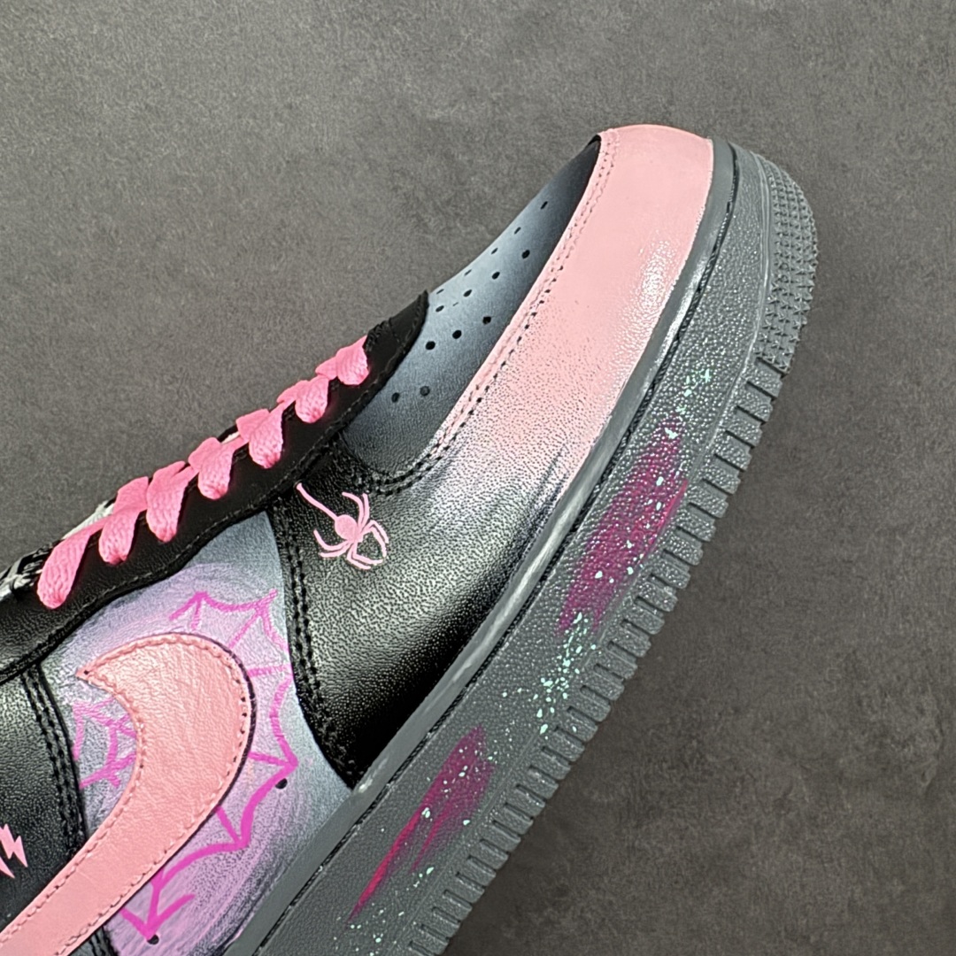 图片[5]-【定制版】Nike Air Force 1\’07 Low \”Pink Electric Spider Shadow\” 手绘涂鸦 粉电蛛影 空军一号低帮休闲板鞋 #粉嫩的Swoosh与蛛网图案交缠，似是蜘蛛侠宇宙里迸发出的霓虹脉络；黑色鞋身点缀的闪电符号、神秘蛛眼，又为其注入几分街头的酷感张力。鞋头渐变的粉紫、中底泼墨般的彩点，在灰调基底上晕染出艺术感，每一处细节都像是潮酷青年的自我宣言——既怀揣着对英雄世界的绮梦，又绝不妥协于平庸的街头风格 货号：YD2425-011 尺码：36 36.5 37.5 38 38.5 39 40 40.5 41 42 42.5 43 44 44.5 45-选品中心