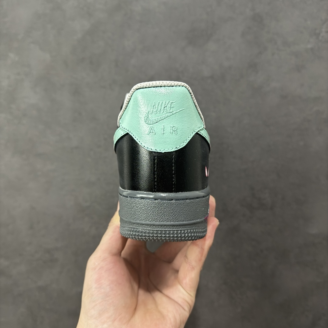 图片[4]-【定制版】Nike Air Force 1\’07 Low \”Pink Electric Spider Shadow\” 手绘涂鸦 粉电蛛影 空军一号低帮休闲板鞋 #粉嫩的Swoosh与蛛网图案交缠，似是蜘蛛侠宇宙里迸发出的霓虹脉络；黑色鞋身点缀的闪电符号、神秘蛛眼，又为其注入几分街头的酷感张力。鞋头渐变的粉紫、中底泼墨般的彩点，在灰调基底上晕染出艺术感，每一处细节都像是潮酷青年的自我宣言——既怀揣着对英雄世界的绮梦，又绝不妥协于平庸的街头风格 货号：YD2425-011 尺码：36 36.5 37.5 38 38.5 39 40 40.5 41 42 42.5 43 44 44.5 45-选品中心