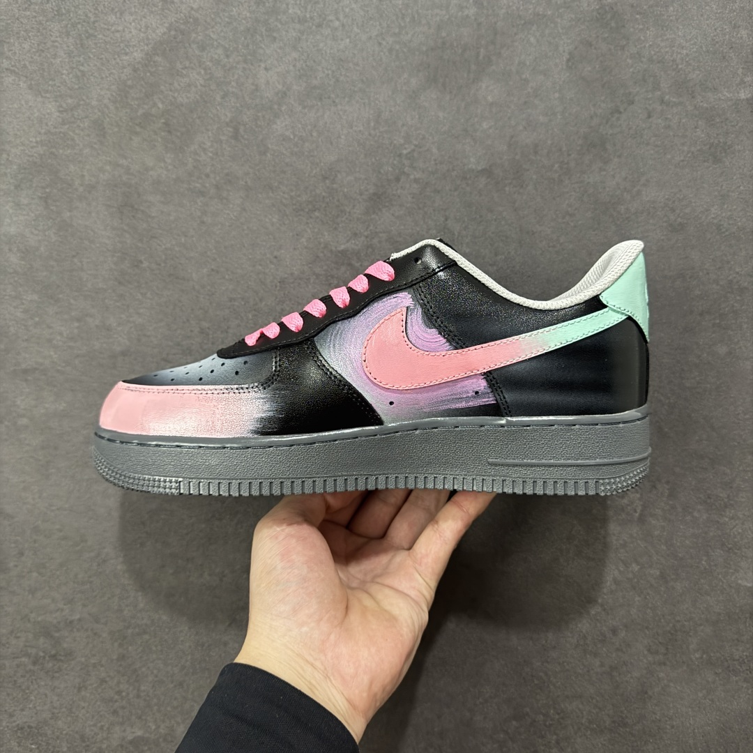 图片[2]-【定制版】Nike Air Force 1\’07 Low \”Pink Electric Spider Shadow\” 手绘涂鸦 粉电蛛影 空军一号低帮休闲板鞋 #粉嫩的Swoosh与蛛网图案交缠，似是蜘蛛侠宇宙里迸发出的霓虹脉络；黑色鞋身点缀的闪电符号、神秘蛛眼，又为其注入几分街头的酷感张力。鞋头渐变的粉紫、中底泼墨般的彩点，在灰调基底上晕染出艺术感，每一处细节都像是潮酷青年的自我宣言——既怀揣着对英雄世界的绮梦，又绝不妥协于平庸的街头风格 货号：YD2425-011 尺码：36 36.5 37.5 38 38.5 39 40 40.5 41 42 42.5 43 44 44.5 45-选品中心