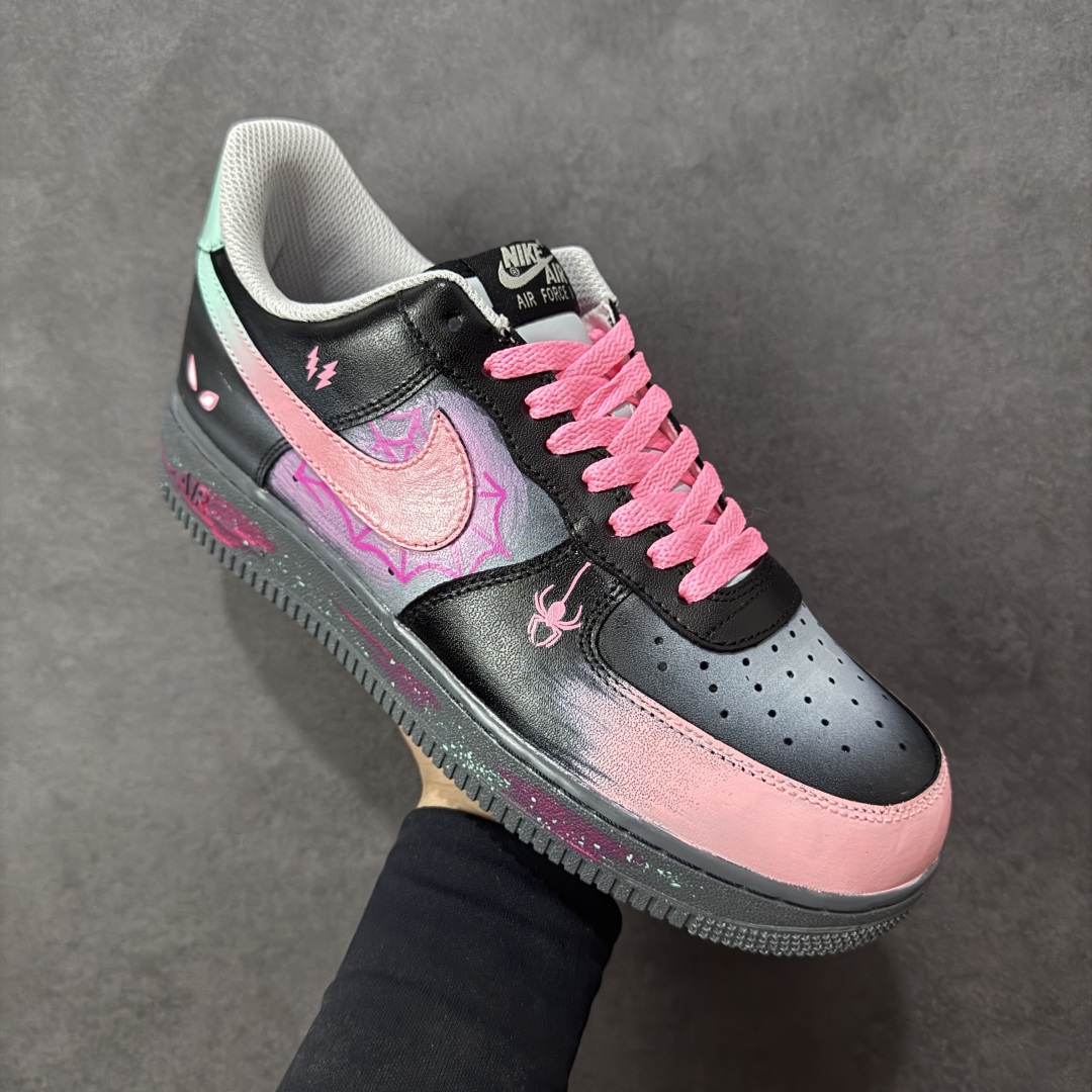 图片[3]-【定制版】Nike Air Force 1\’07 Low \”Pink Electric Spider Shadow\” 手绘涂鸦 粉电蛛影 空军一号低帮休闲板鞋 #粉嫩的Swoosh与蛛网图案交缠，似是蜘蛛侠宇宙里迸发出的霓虹脉络；黑色鞋身点缀的闪电符号、神秘蛛眼，又为其注入几分街头的酷感张力。鞋头渐变的粉紫、中底泼墨般的彩点，在灰调基底上晕染出艺术感，每一处细节都像是潮酷青年的自我宣言——既怀揣着对英雄世界的绮梦，又绝不妥协于平庸的街头风格 货号：YD2425-011 尺码：36 36.5 37.5 38 38.5 39 40 40.5 41 42 42.5 43 44 44.5 45-选品中心