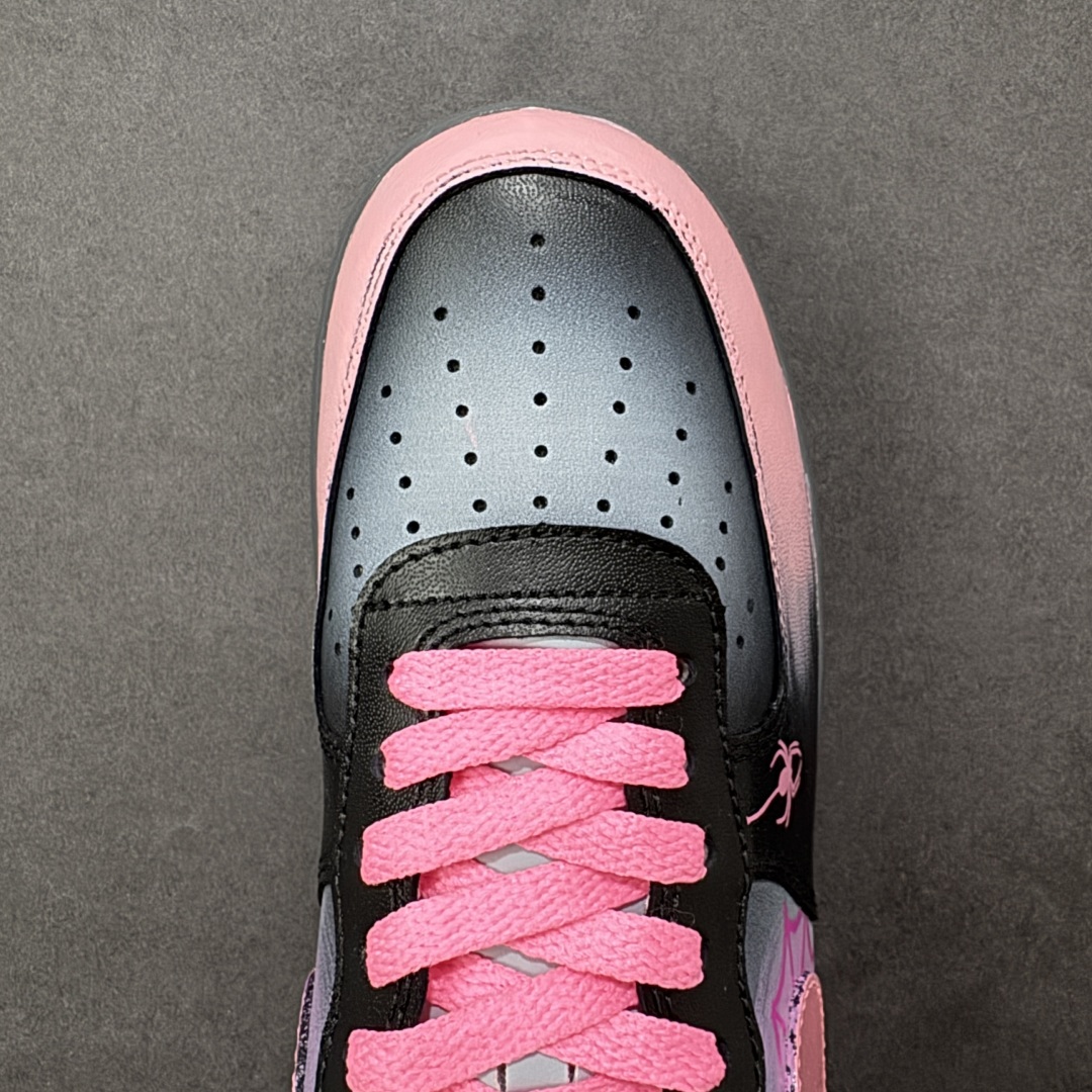 图片[8]-【定制版】Nike Air Force 1\’07 Low \”Pink Electric Spider Shadow\” 手绘涂鸦 粉电蛛影 空军一号低帮休闲板鞋 #粉嫩的Swoosh与蛛网图案交缠，似是蜘蛛侠宇宙里迸发出的霓虹脉络；黑色鞋身点缀的闪电符号、神秘蛛眼，又为其注入几分街头的酷感张力。鞋头渐变的粉紫、中底泼墨般的彩点，在灰调基底上晕染出艺术感，每一处细节都像是潮酷青年的自我宣言——既怀揣着对英雄世界的绮梦，又绝不妥协于平庸的街头风格 货号：YD2425-011 尺码：36 36.5 37.5 38 38.5 39 40 40.5 41 42 42.5 43 44 44.5 45-选品中心