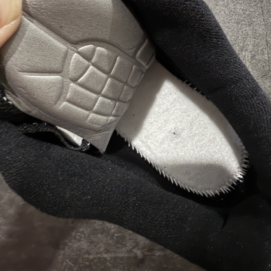 图片[9]-【顶级芯片版】Nike Air Max 90 舒适 复古 合成革减震防滑透气 低帮 休闲跑步鞋 黑灰 FQ2377-001 鞋舌标可扫码 海外欧州过验版 原纸版原楦头 顶级90款问市 开发数月 原版开发 多道QC质检 鞋型完美复刻 原厂级别工艺 正确色卡 正确气垫蓝光 正确大底 独家私模 采用进口头层牛皮拼接 定位高端市场 行业标杆工艺 尺码：39 40 40.5 41 42 42.5 43 44 44.5 45 46-选品中心