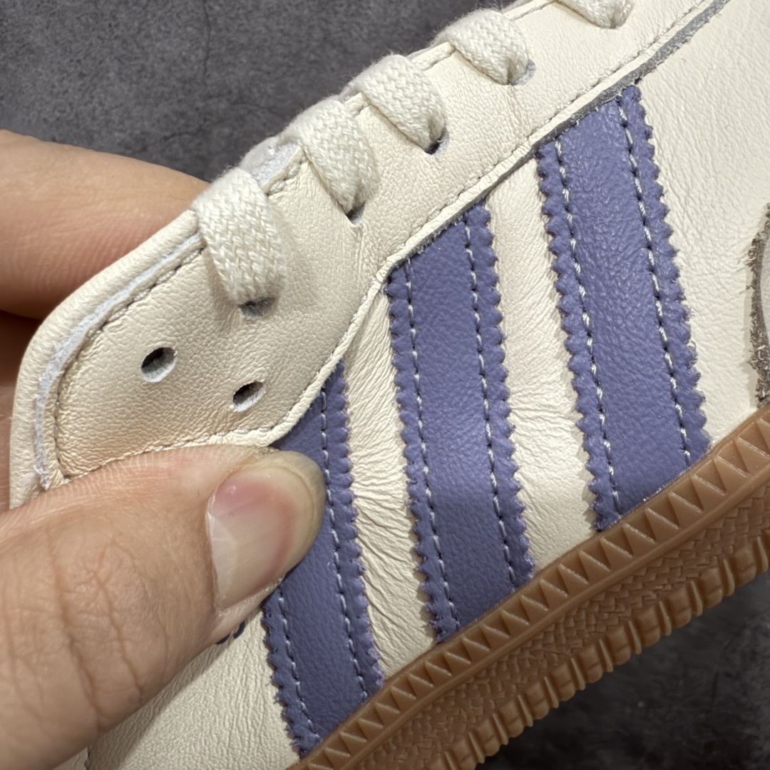 图片[4]-【CG纯原】市面最顶级品质没有之一！ 此版鞋身全部采用进口原厂头层皮 原厂头层 区分市面偷工减料！ Adidas Originals Samba 桑巴德训鞋 灰红 原版原楦原材，99.999%还原度 鞋带都是原厂的，系鞋带的方式都同步ZP！ 货号：JS1362 尺码：36 36.5 37 38 38.5 39 40 40.5 41 42 42.5 43 44 44.5 45-选品中心