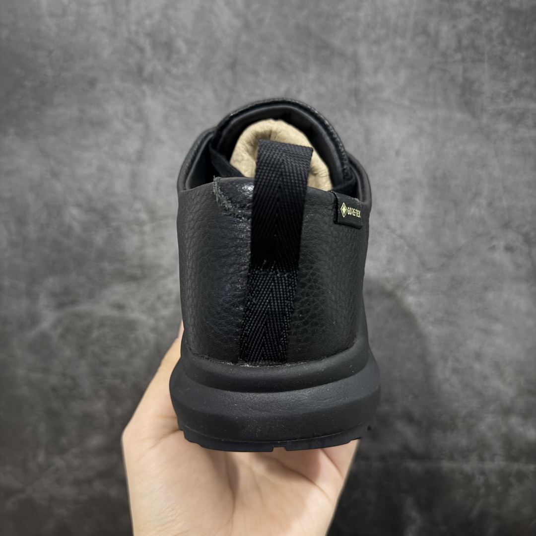 图片[4]-【莞产纯原版】Arcteryx始祖鸟 Solano 舒适 牛皮 低帮跑步鞋 男款 黑色 市售最高版 注意区分市场版本 升级原楦原纸版开发版型 采用同源一致一体成型热熔鞋面材质 搭载85%压缩EVA缓震中底技术 独立开模vibram黄金耐磨锯齿外底❗️ 越野徒步+日常通勤两不误！ 尺码：39-44 ARC\’TERYX始祖鸟，户外运动产品的天花板品牌，2017年发布第一款越野跑鞋NORVAN VT，始祖鸟的越野跑鞋分为三个系列，分别是：VT（Vertical Terrain垂直地形）、LD（Long Distance长距离）、SL（Super Light超轻），发展到今日已经更新到了第三代产品，而NORVAN的命名源于北温哥华（North Vancouver）代表高性能越野跑系统。在2018年我测评了始祖鸟第一代长距离越野跑鞋NORVAN LD，而这次测评的，正是该系列的第三代产品NORVAN LD 3，它与初代相比可以说是脱胎换骨的改变。在整体外观方面，NORVAN LD 3保持了ARC\’TERYX始祖鸟一贯的设计风格，配色一如既往的“素”，使用纯色营造出高级感。鞋面采用单层网孔Cordura®鞋面，与初代的紧密编织鞋面相比透气性能更好，鞋面热压了TPU薄膜支撑鞋面，得益于靠近中底整圈的热压TPU，使NORVAN LD 3的涉水深度更深。NORVAN LD 3帮面一体成型，只在跟杯正中进行缝合，跟杯有硬质港宝，能有效支撑和锁定足跟，足跟外侧印刷了ARC\’TERYX始祖鸟LOGO。鞋头多层防踢设计保护脚趾，避免脚趾踢到尖利的岩石导致受伤。-选品中心