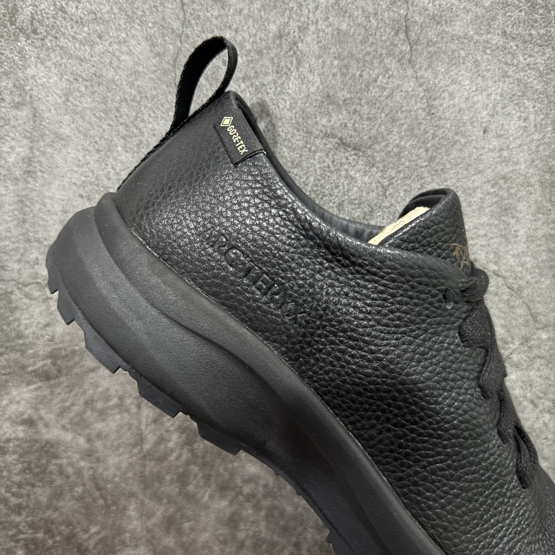 图片[7]-【莞产纯原版】Arcteryx始祖鸟 Solano 舒适 牛皮 低帮跑步鞋 男款 黑色 市售最高版 注意区分市场版本 升级原楦原纸版开发版型 采用同源一致一体成型热熔鞋面材质 搭载85%压缩EVA缓震中底技术 独立开模vibram黄金耐磨锯齿外底❗️ 越野徒步+日常通勤两不误！ 尺码：39-44 ARC\’TERYX始祖鸟，户外运动产品的天花板品牌，2017年发布第一款越野跑鞋NORVAN VT，始祖鸟的越野跑鞋分为三个系列，分别是：VT（Vertical Terrain垂直地形）、LD（Long Distance长距离）、SL（Super Light超轻），发展到今日已经更新到了第三代产品，而NORVAN的命名源于北温哥华（North Vancouver）代表高性能越野跑系统。在2018年我测评了始祖鸟第一代长距离越野跑鞋NORVAN LD，而这次测评的，正是该系列的第三代产品NORVAN LD 3，它与初代相比可以说是脱胎换骨的改变。在整体外观方面，NORVAN LD 3保持了ARC\’TERYX始祖鸟一贯的设计风格，配色一如既往的“素”，使用纯色营造出高级感。鞋面采用单层网孔Cordura®鞋面，与初代的紧密编织鞋面相比透气性能更好，鞋面热压了TPU薄膜支撑鞋面，得益于靠近中底整圈的热压TPU，使NORVAN LD 3的涉水深度更深。NORVAN LD 3帮面一体成型，只在跟杯正中进行缝合，跟杯有硬质港宝，能有效支撑和锁定足跟，足跟外侧印刷了ARC\’TERYX始祖鸟LOGO。鞋头多层防踢设计保护脚趾，避免脚趾踢到尖利的岩石导致受伤。-选品中心