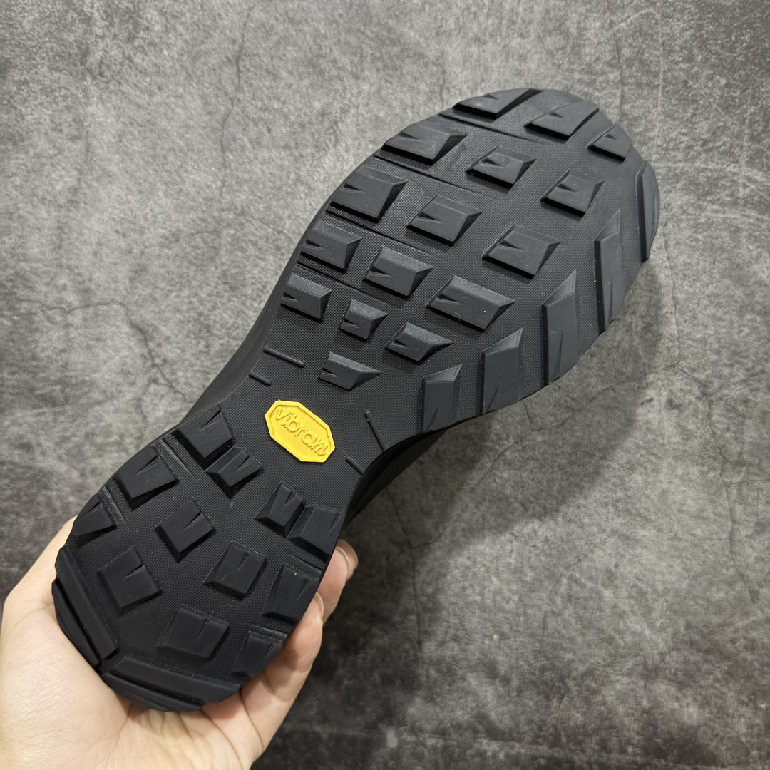 图片[9]-【莞产纯原版】Arcteryx始祖鸟 Solano 舒适 牛皮 低帮跑步鞋 男款 黑色 市售最高版 注意区分市场版本 升级原楦原纸版开发版型 采用同源一致一体成型热熔鞋面材质 搭载85%压缩EVA缓震中底技术 独立开模vibram黄金耐磨锯齿外底❗️ 越野徒步+日常通勤两不误！ 尺码：39-44 ARC\’TERYX始祖鸟，户外运动产品的天花板品牌，2017年发布第一款越野跑鞋NORVAN VT，始祖鸟的越野跑鞋分为三个系列，分别是：VT（Vertical Terrain垂直地形）、LD（Long Distance长距离）、SL（Super Light超轻），发展到今日已经更新到了第三代产品，而NORVAN的命名源于北温哥华（North Vancouver）代表高性能越野跑系统。在2018年我测评了始祖鸟第一代长距离越野跑鞋NORVAN LD，而这次测评的，正是该系列的第三代产品NORVAN LD 3，它与初代相比可以说是脱胎换骨的改变。在整体外观方面，NORVAN LD 3保持了ARC\’TERYX始祖鸟一贯的设计风格，配色一如既往的“素”，使用纯色营造出高级感。鞋面采用单层网孔Cordura®鞋面，与初代的紧密编织鞋面相比透气性能更好，鞋面热压了TPU薄膜支撑鞋面，得益于靠近中底整圈的热压TPU，使NORVAN LD 3的涉水深度更深。NORVAN LD 3帮面一体成型，只在跟杯正中进行缝合，跟杯有硬质港宝，能有效支撑和锁定足跟，足跟外侧印刷了ARC\’TERYX始祖鸟LOGO。鞋头多层防踢设计保护脚趾，避免脚趾踢到尖利的岩石导致受伤。-选品中心