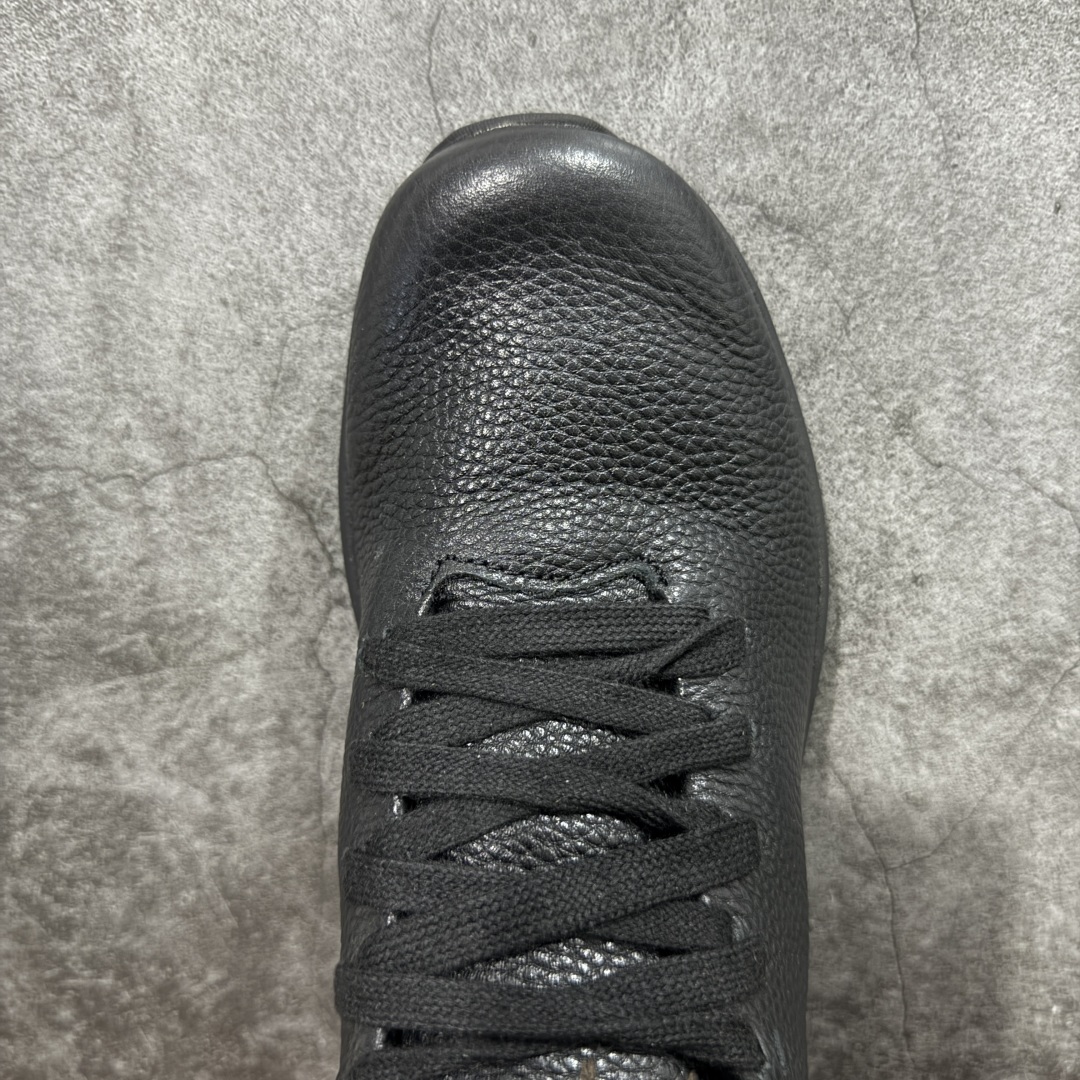 图片[5]-【莞产纯原版】Arcteryx始祖鸟 Solano 舒适 牛皮 低帮跑步鞋 男款 黑色 市售最高版 注意区分市场版本 升级原楦原纸版开发版型 采用同源一致一体成型热熔鞋面材质 搭载85%压缩EVA缓震中底技术 独立开模vibram黄金耐磨锯齿外底❗️ 越野徒步+日常通勤两不误！ 尺码：39-44 ARC\’TERYX始祖鸟，户外运动产品的天花板品牌，2017年发布第一款越野跑鞋NORVAN VT，始祖鸟的越野跑鞋分为三个系列，分别是：VT（Vertical Terrain垂直地形）、LD（Long Distance长距离）、SL（Super Light超轻），发展到今日已经更新到了第三代产品，而NORVAN的命名源于北温哥华（North Vancouver）代表高性能越野跑系统。在2018年我测评了始祖鸟第一代长距离越野跑鞋NORVAN LD，而这次测评的，正是该系列的第三代产品NORVAN LD 3，它与初代相比可以说是脱胎换骨的改变。在整体外观方面，NORVAN LD 3保持了ARC\’TERYX始祖鸟一贯的设计风格，配色一如既往的“素”，使用纯色营造出高级感。鞋面采用单层网孔Cordura®鞋面，与初代的紧密编织鞋面相比透气性能更好，鞋面热压了TPU薄膜支撑鞋面，得益于靠近中底整圈的热压TPU，使NORVAN LD 3的涉水深度更深。NORVAN LD 3帮面一体成型，只在跟杯正中进行缝合，跟杯有硬质港宝，能有效支撑和锁定足跟，足跟外侧印刷了ARC\’TERYX始祖鸟LOGO。鞋头多层防踢设计保护脚趾，避免脚趾踢到尖利的岩石导致受伤。-选品中心