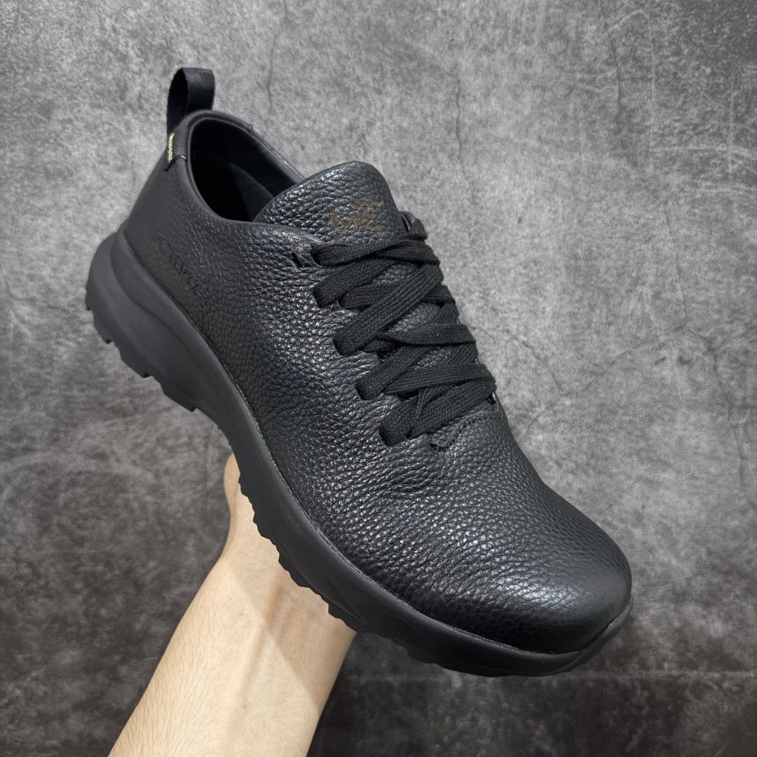 图片[3]-【莞产纯原版】Arcteryx始祖鸟 Solano 舒适 牛皮 低帮跑步鞋 男款 黑色 市售最高版 注意区分市场版本 升级原楦原纸版开发版型 采用同源一致一体成型热熔鞋面材质 搭载85%压缩EVA缓震中底技术 独立开模vibram黄金耐磨锯齿外底❗️ 越野徒步+日常通勤两不误！ 尺码：39-44 ARC\’TERYX始祖鸟，户外运动产品的天花板品牌，2017年发布第一款越野跑鞋NORVAN VT，始祖鸟的越野跑鞋分为三个系列，分别是：VT（Vertical Terrain垂直地形）、LD（Long Distance长距离）、SL（Super Light超轻），发展到今日已经更新到了第三代产品，而NORVAN的命名源于北温哥华（North Vancouver）代表高性能越野跑系统。在2018年我测评了始祖鸟第一代长距离越野跑鞋NORVAN LD，而这次测评的，正是该系列的第三代产品NORVAN LD 3，它与初代相比可以说是脱胎换骨的改变。在整体外观方面，NORVAN LD 3保持了ARC\’TERYX始祖鸟一贯的设计风格，配色一如既往的“素”，使用纯色营造出高级感。鞋面采用单层网孔Cordura®鞋面，与初代的紧密编织鞋面相比透气性能更好，鞋面热压了TPU薄膜支撑鞋面，得益于靠近中底整圈的热压TPU，使NORVAN LD 3的涉水深度更深。NORVAN LD 3帮面一体成型，只在跟杯正中进行缝合，跟杯有硬质港宝，能有效支撑和锁定足跟，足跟外侧印刷了ARC\’TERYX始祖鸟LOGO。鞋头多层防踢设计保护脚趾，避免脚趾踢到尖利的岩石导致受伤。-选品中心