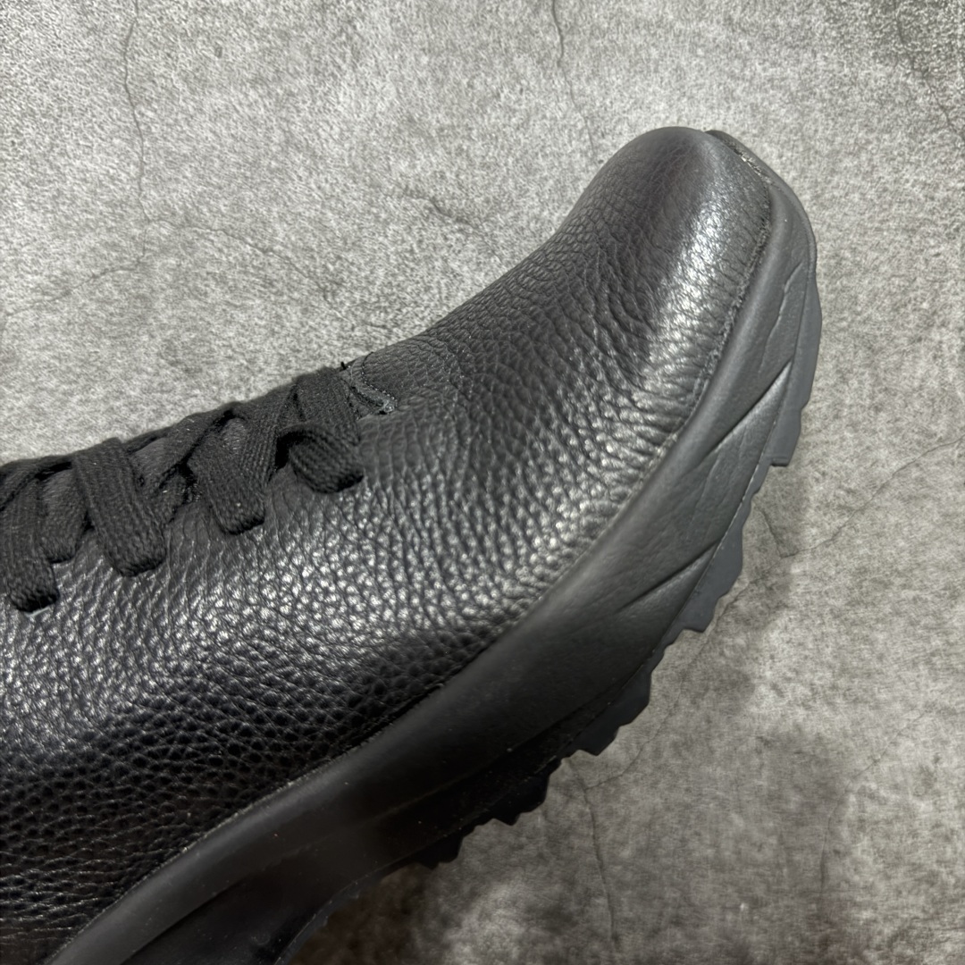 图片[6]-【莞产纯原版】Arcteryx始祖鸟 Solano 舒适 牛皮 低帮跑步鞋 男款 黑色 市售最高版 注意区分市场版本 升级原楦原纸版开发版型 采用同源一致一体成型热熔鞋面材质 搭载85%压缩EVA缓震中底技术 独立开模vibram黄金耐磨锯齿外底❗️ 越野徒步+日常通勤两不误！ 尺码：39-44 ARC\’TERYX始祖鸟，户外运动产品的天花板品牌，2017年发布第一款越野跑鞋NORVAN VT，始祖鸟的越野跑鞋分为三个系列，分别是：VT（Vertical Terrain垂直地形）、LD（Long Distance长距离）、SL（Super Light超轻），发展到今日已经更新到了第三代产品，而NORVAN的命名源于北温哥华（North Vancouver）代表高性能越野跑系统。在2018年我测评了始祖鸟第一代长距离越野跑鞋NORVAN LD，而这次测评的，正是该系列的第三代产品NORVAN LD 3，它与初代相比可以说是脱胎换骨的改变。在整体外观方面，NORVAN LD 3保持了ARC\’TERYX始祖鸟一贯的设计风格，配色一如既往的“素”，使用纯色营造出高级感。鞋面采用单层网孔Cordura®鞋面，与初代的紧密编织鞋面相比透气性能更好，鞋面热压了TPU薄膜支撑鞋面，得益于靠近中底整圈的热压TPU，使NORVAN LD 3的涉水深度更深。NORVAN LD 3帮面一体成型，只在跟杯正中进行缝合，跟杯有硬质港宝，能有效支撑和锁定足跟，足跟外侧印刷了ARC\’TERYX始祖鸟LOGO。鞋头多层防踢设计保护脚趾，避免脚趾踢到尖利的岩石导致受伤。-选品中心