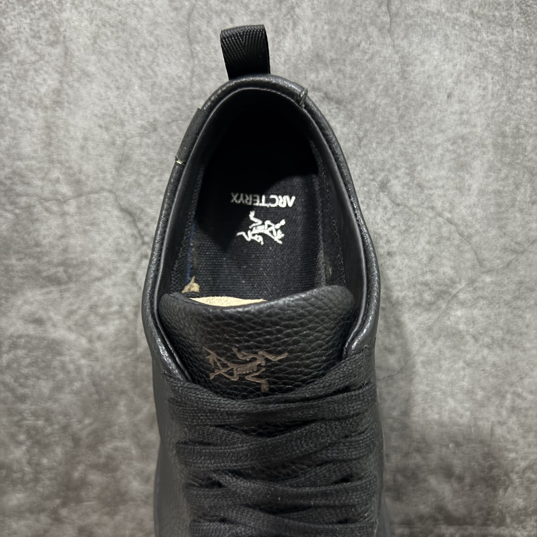 图片[8]-【莞产纯原版】Arcteryx始祖鸟 Solano 舒适 牛皮 低帮跑步鞋 男款 黑色 市售最高版 注意区分市场版本 升级原楦原纸版开发版型 采用同源一致一体成型热熔鞋面材质 搭载85%压缩EVA缓震中底技术 独立开模vibram黄金耐磨锯齿外底❗️ 越野徒步+日常通勤两不误！ 尺码：39-44 ARC\’TERYX始祖鸟，户外运动产品的天花板品牌，2017年发布第一款越野跑鞋NORVAN VT，始祖鸟的越野跑鞋分为三个系列，分别是：VT（Vertical Terrain垂直地形）、LD（Long Distance长距离）、SL（Super Light超轻），发展到今日已经更新到了第三代产品，而NORVAN的命名源于北温哥华（North Vancouver）代表高性能越野跑系统。在2018年我测评了始祖鸟第一代长距离越野跑鞋NORVAN LD，而这次测评的，正是该系列的第三代产品NORVAN LD 3，它与初代相比可以说是脱胎换骨的改变。在整体外观方面，NORVAN LD 3保持了ARC\’TERYX始祖鸟一贯的设计风格，配色一如既往的“素”，使用纯色营造出高级感。鞋面采用单层网孔Cordura®鞋面，与初代的紧密编织鞋面相比透气性能更好，鞋面热压了TPU薄膜支撑鞋面，得益于靠近中底整圈的热压TPU，使NORVAN LD 3的涉水深度更深。NORVAN LD 3帮面一体成型，只在跟杯正中进行缝合，跟杯有硬质港宝，能有效支撑和锁定足跟，足跟外侧印刷了ARC\’TERYX始祖鸟LOGO。鞋头多层防踢设计保护脚趾，避免脚趾踢到尖利的岩石导致受伤。-选品中心