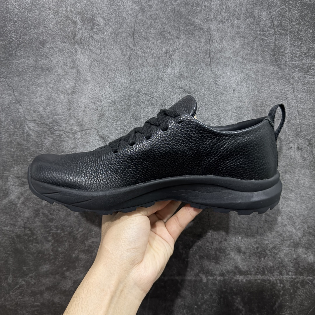 图片[2]-【莞产纯原版】Arcteryx始祖鸟 Solano 舒适 牛皮 低帮跑步鞋 男款 黑色 市售最高版 注意区分市场版本 升级原楦原纸版开发版型 采用同源一致一体成型热熔鞋面材质 搭载85%压缩EVA缓震中底技术 独立开模vibram黄金耐磨锯齿外底❗️ 越野徒步+日常通勤两不误！ 尺码：39-44 ARC\’TERYX始祖鸟，户外运动产品的天花板品牌，2017年发布第一款越野跑鞋NORVAN VT，始祖鸟的越野跑鞋分为三个系列，分别是：VT（Vertical Terrain垂直地形）、LD（Long Distance长距离）、SL（Super Light超轻），发展到今日已经更新到了第三代产品，而NORVAN的命名源于北温哥华（North Vancouver）代表高性能越野跑系统。在2018年我测评了始祖鸟第一代长距离越野跑鞋NORVAN LD，而这次测评的，正是该系列的第三代产品NORVAN LD 3，它与初代相比可以说是脱胎换骨的改变。在整体外观方面，NORVAN LD 3保持了ARC\’TERYX始祖鸟一贯的设计风格，配色一如既往的“素”，使用纯色营造出高级感。鞋面采用单层网孔Cordura®鞋面，与初代的紧密编织鞋面相比透气性能更好，鞋面热压了TPU薄膜支撑鞋面，得益于靠近中底整圈的热压TPU，使NORVAN LD 3的涉水深度更深。NORVAN LD 3帮面一体成型，只在跟杯正中进行缝合，跟杯有硬质港宝，能有效支撑和锁定足跟，足跟外侧印刷了ARC\’TERYX始祖鸟LOGO。鞋头多层防踢设计保护脚趾，避免脚趾踢到尖利的岩石导致受伤。-选品中心
