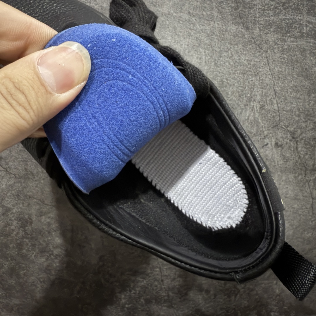 图片[8]-【莞产纯原版】Arcteryx始祖鸟 Solano 舒适 牛皮 低帮跑步鞋 男款 黑色 市售最高版 注意区分市场版本 升级原楦原纸版开发版型 采用同源一致一体成型热熔鞋面材质 搭载85%压缩EVA缓震中底技术 独立开模vibram黄金耐磨锯齿外底❗️ 越野徒步+日常通勤两不误！ 尺码：39-44 ARC\’TERYX始祖鸟，户外运动产品的天花板品牌，2017年发布第一款越野跑鞋NORVAN VT，始祖鸟的越野跑鞋分为三个系列，分别是：VT（Vertical Terrain垂直地形）、LD（Long Distance长距离）、SL（Super Light超轻），发展到今日已经更新到了第三代产品，而NORVAN的命名源于北温哥华（North Vancouver）代表高性能越野跑系统。在2018年我测评了始祖鸟第一代长距离越野跑鞋NORVAN LD，而这次测评的，正是该系列的第三代产品NORVAN LD 3，它与初代相比可以说是脱胎换骨的改变。在整体外观方面，NORVAN LD 3保持了ARC\’TERYX始祖鸟一贯的设计风格，配色一如既往的“素”，使用纯色营造出高级感。鞋面采用单层网孔Cordura®鞋面，与初代的紧密编织鞋面相比透气性能更好，鞋面热压了TPU薄膜支撑鞋面，得益于靠近中底整圈的热压TPU，使NORVAN LD 3的涉水深度更深。NORVAN LD 3帮面一体成型，只在跟杯正中进行缝合，跟杯有硬质港宝，能有效支撑和锁定足跟，足跟外侧印刷了ARC\’TERYX始祖鸟LOGO。鞋头多层防踢设计保护脚趾，避免脚趾踢到尖利的岩石导致受伤。-选品中心