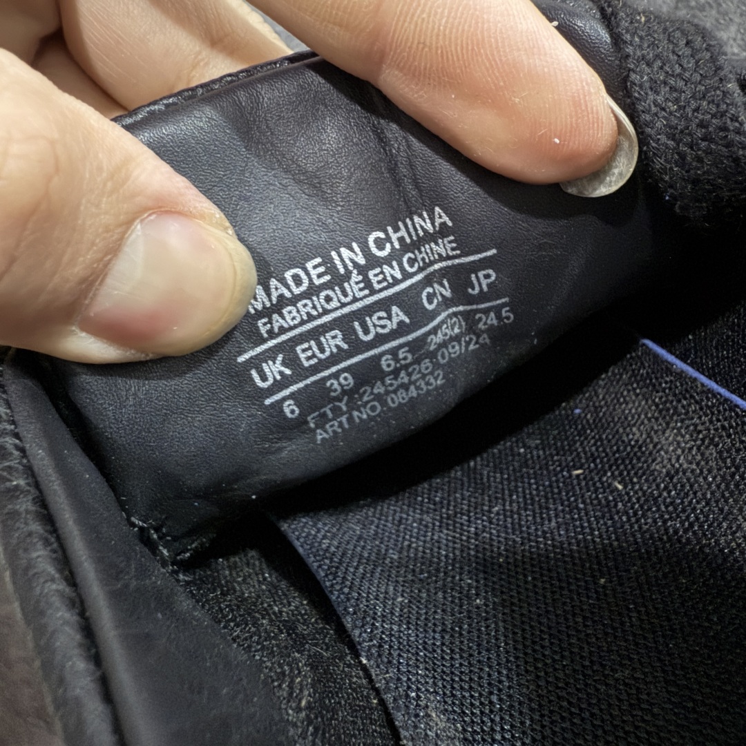 图片[6]-【莞产纯原版】Arcteryx始祖鸟 Solano 舒适 牛皮 低帮跑步鞋 男款 黑色 市售最高版 注意区分市场版本 升级原楦原纸版开发版型 采用同源一致一体成型热熔鞋面材质 搭载85%压缩EVA缓震中底技术 独立开模vibram黄金耐磨锯齿外底❗️ 越野徒步+日常通勤两不误！ 尺码：39-44 ARC\’TERYX始祖鸟，户外运动产品的天花板品牌，2017年发布第一款越野跑鞋NORVAN VT，始祖鸟的越野跑鞋分为三个系列，分别是：VT（Vertical Terrain垂直地形）、LD（Long Distance长距离）、SL（Super Light超轻），发展到今日已经更新到了第三代产品，而NORVAN的命名源于北温哥华（North Vancouver）代表高性能越野跑系统。在2018年我测评了始祖鸟第一代长距离越野跑鞋NORVAN LD，而这次测评的，正是该系列的第三代产品NORVAN LD 3，它与初代相比可以说是脱胎换骨的改变。在整体外观方面，NORVAN LD 3保持了ARC\’TERYX始祖鸟一贯的设计风格，配色一如既往的“素”，使用纯色营造出高级感。鞋面采用单层网孔Cordura®鞋面，与初代的紧密编织鞋面相比透气性能更好，鞋面热压了TPU薄膜支撑鞋面，得益于靠近中底整圈的热压TPU，使NORVAN LD 3的涉水深度更深。NORVAN LD 3帮面一体成型，只在跟杯正中进行缝合，跟杯有硬质港宝，能有效支撑和锁定足跟，足跟外侧印刷了ARC\’TERYX始祖鸟LOGO。鞋头多层防踢设计保护脚趾，避免脚趾踢到尖利的岩石导致受伤。-选品中心