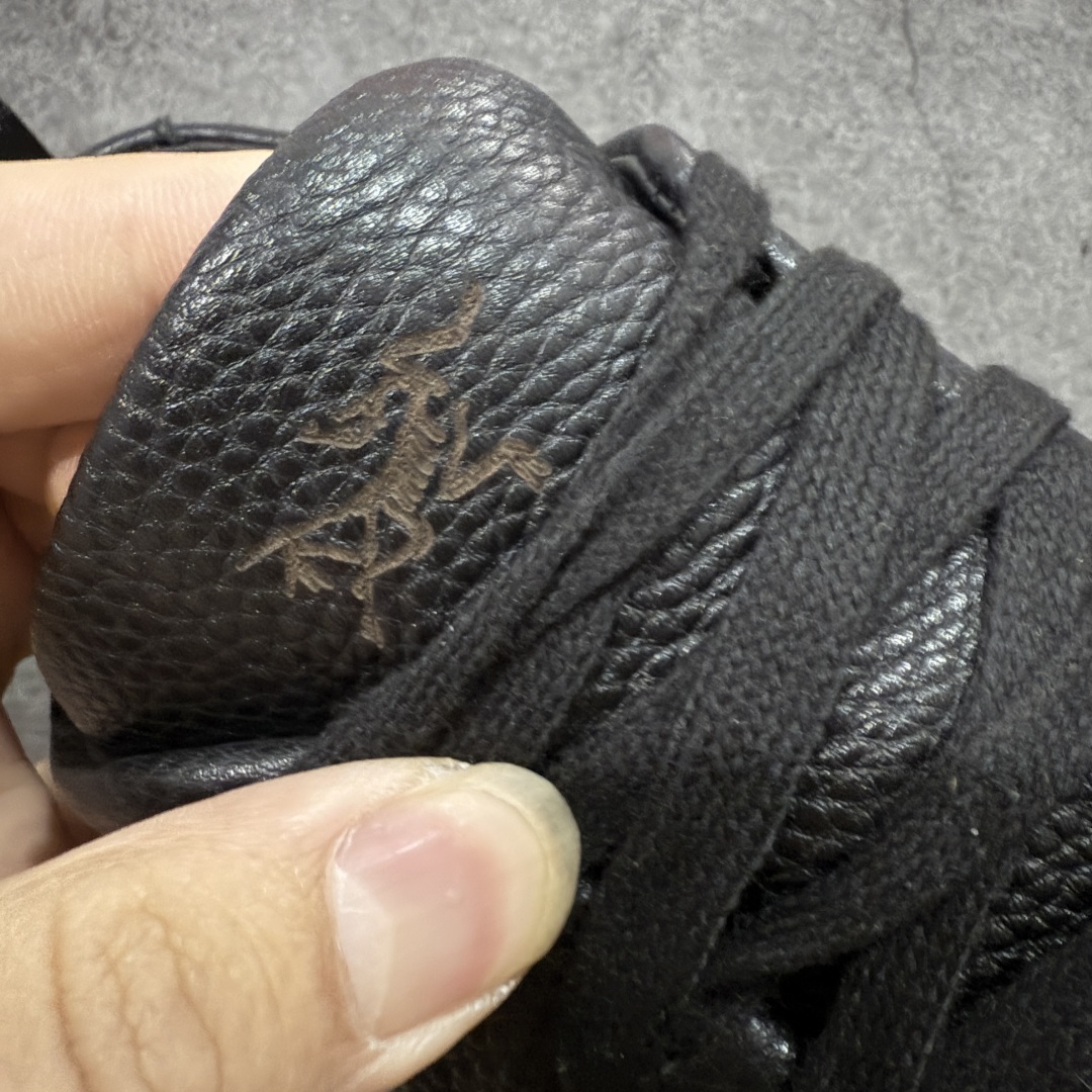 图片[5]-【莞产纯原版】Arcteryx始祖鸟 Solano 舒适 牛皮 低帮跑步鞋 男款 黑色 市售最高版 注意区分市场版本 升级原楦原纸版开发版型 采用同源一致一体成型热熔鞋面材质 搭载85%压缩EVA缓震中底技术 独立开模vibram黄金耐磨锯齿外底❗️ 越野徒步+日常通勤两不误！ 尺码：39-44 ARC\’TERYX始祖鸟，户外运动产品的天花板品牌，2017年发布第一款越野跑鞋NORVAN VT，始祖鸟的越野跑鞋分为三个系列，分别是：VT（Vertical Terrain垂直地形）、LD（Long Distance长距离）、SL（Super Light超轻），发展到今日已经更新到了第三代产品，而NORVAN的命名源于北温哥华（North Vancouver）代表高性能越野跑系统。在2018年我测评了始祖鸟第一代长距离越野跑鞋NORVAN LD，而这次测评的，正是该系列的第三代产品NORVAN LD 3，它与初代相比可以说是脱胎换骨的改变。在整体外观方面，NORVAN LD 3保持了ARC\’TERYX始祖鸟一贯的设计风格，配色一如既往的“素”，使用纯色营造出高级感。鞋面采用单层网孔Cordura®鞋面，与初代的紧密编织鞋面相比透气性能更好，鞋面热压了TPU薄膜支撑鞋面，得益于靠近中底整圈的热压TPU，使NORVAN LD 3的涉水深度更深。NORVAN LD 3帮面一体成型，只在跟杯正中进行缝合，跟杯有硬质港宝，能有效支撑和锁定足跟，足跟外侧印刷了ARC\’TERYX始祖鸟LOGO。鞋头多层防踢设计保护脚趾，避免脚趾踢到尖利的岩石导致受伤。-选品中心