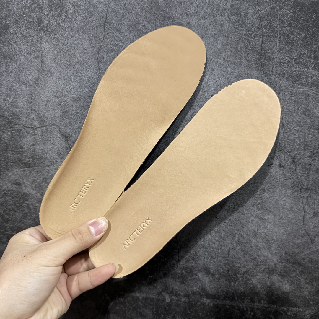 图片[9]-【莞产纯原版】Arcteryx始祖鸟 Solano 舒适 牛皮 低帮跑步鞋 男款 黑色 市售最高版 注意区分市场版本 升级原楦原纸版开发版型 采用同源一致一体成型热熔鞋面材质 搭载85%压缩EVA缓震中底技术 独立开模vibram黄金耐磨锯齿外底❗️ 越野徒步+日常通勤两不误！ 尺码：39-44 ARC\’TERYX始祖鸟，户外运动产品的天花板品牌，2017年发布第一款越野跑鞋NORVAN VT，始祖鸟的越野跑鞋分为三个系列，分别是：VT（Vertical Terrain垂直地形）、LD（Long Distance长距离）、SL（Super Light超轻），发展到今日已经更新到了第三代产品，而NORVAN的命名源于北温哥华（North Vancouver）代表高性能越野跑系统。在2018年我测评了始祖鸟第一代长距离越野跑鞋NORVAN LD，而这次测评的，正是该系列的第三代产品NORVAN LD 3，它与初代相比可以说是脱胎换骨的改变。在整体外观方面，NORVAN LD 3保持了ARC\’TERYX始祖鸟一贯的设计风格，配色一如既往的“素”，使用纯色营造出高级感。鞋面采用单层网孔Cordura®鞋面，与初代的紧密编织鞋面相比透气性能更好，鞋面热压了TPU薄膜支撑鞋面，得益于靠近中底整圈的热压TPU，使NORVAN LD 3的涉水深度更深。NORVAN LD 3帮面一体成型，只在跟杯正中进行缝合，跟杯有硬质港宝，能有效支撑和锁定足跟，足跟外侧印刷了ARC\’TERYX始祖鸟LOGO。鞋头多层防踢设计保护脚趾，避免脚趾踢到尖利的岩石导致受伤。-选品中心