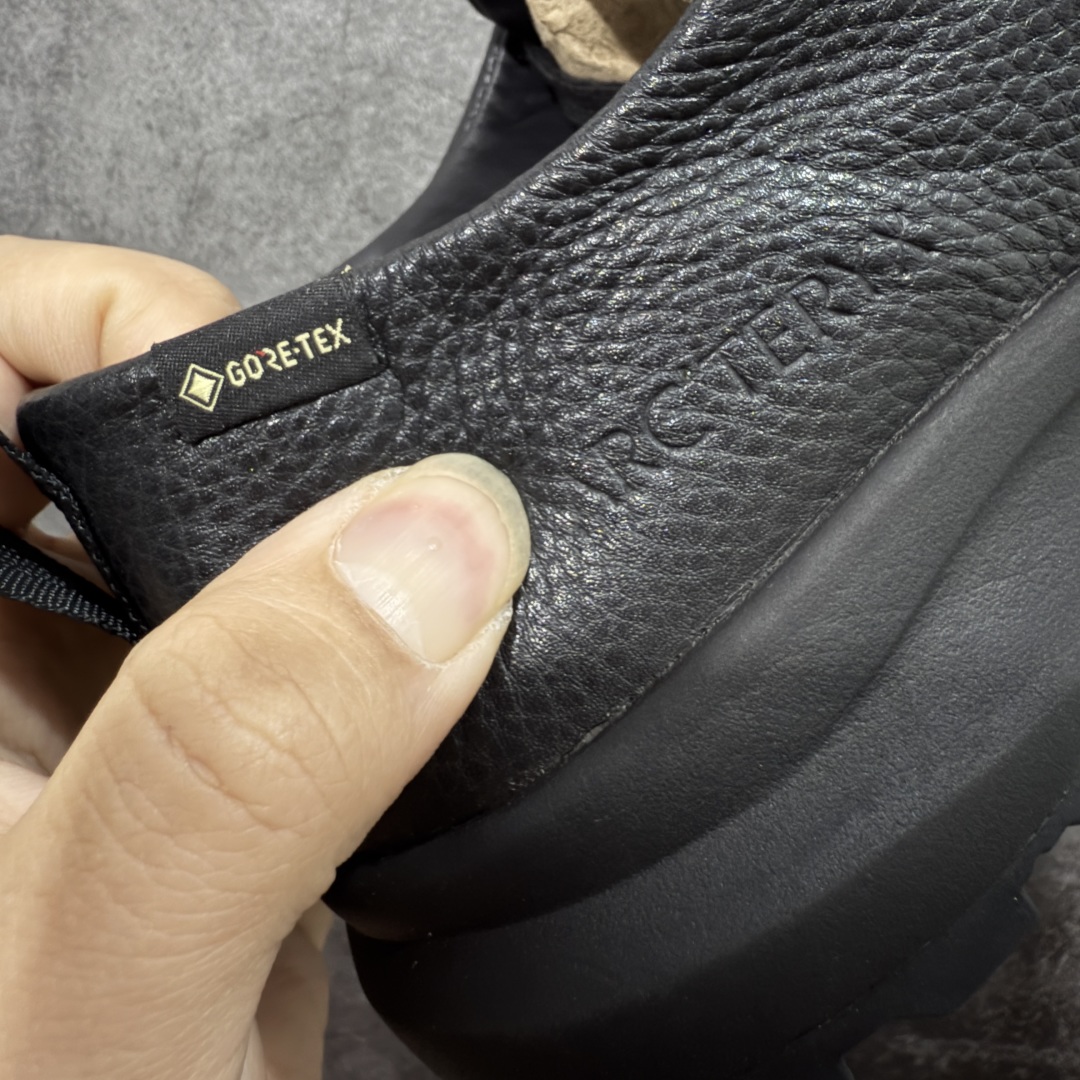 图片[2]-【莞产纯原版】Arcteryx始祖鸟 Solano 舒适 牛皮 低帮跑步鞋 男款 黑色 市售最高版 注意区分市场版本 升级原楦原纸版开发版型 采用同源一致一体成型热熔鞋面材质 搭载85%压缩EVA缓震中底技术 独立开模vibram黄金耐磨锯齿外底❗️ 越野徒步+日常通勤两不误！ 尺码：39-44 ARC\’TERYX始祖鸟，户外运动产品的天花板品牌，2017年发布第一款越野跑鞋NORVAN VT，始祖鸟的越野跑鞋分为三个系列，分别是：VT（Vertical Terrain垂直地形）、LD（Long Distance长距离）、SL（Super Light超轻），发展到今日已经更新到了第三代产品，而NORVAN的命名源于北温哥华（North Vancouver）代表高性能越野跑系统。在2018年我测评了始祖鸟第一代长距离越野跑鞋NORVAN LD，而这次测评的，正是该系列的第三代产品NORVAN LD 3，它与初代相比可以说是脱胎换骨的改变。在整体外观方面，NORVAN LD 3保持了ARC\’TERYX始祖鸟一贯的设计风格，配色一如既往的“素”，使用纯色营造出高级感。鞋面采用单层网孔Cordura®鞋面，与初代的紧密编织鞋面相比透气性能更好，鞋面热压了TPU薄膜支撑鞋面，得益于靠近中底整圈的热压TPU，使NORVAN LD 3的涉水深度更深。NORVAN LD 3帮面一体成型，只在跟杯正中进行缝合，跟杯有硬质港宝，能有效支撑和锁定足跟，足跟外侧印刷了ARC\’TERYX始祖鸟LOGO。鞋头多层防踢设计保护脚趾，避免脚趾踢到尖利的岩石导致受伤。-选品中心