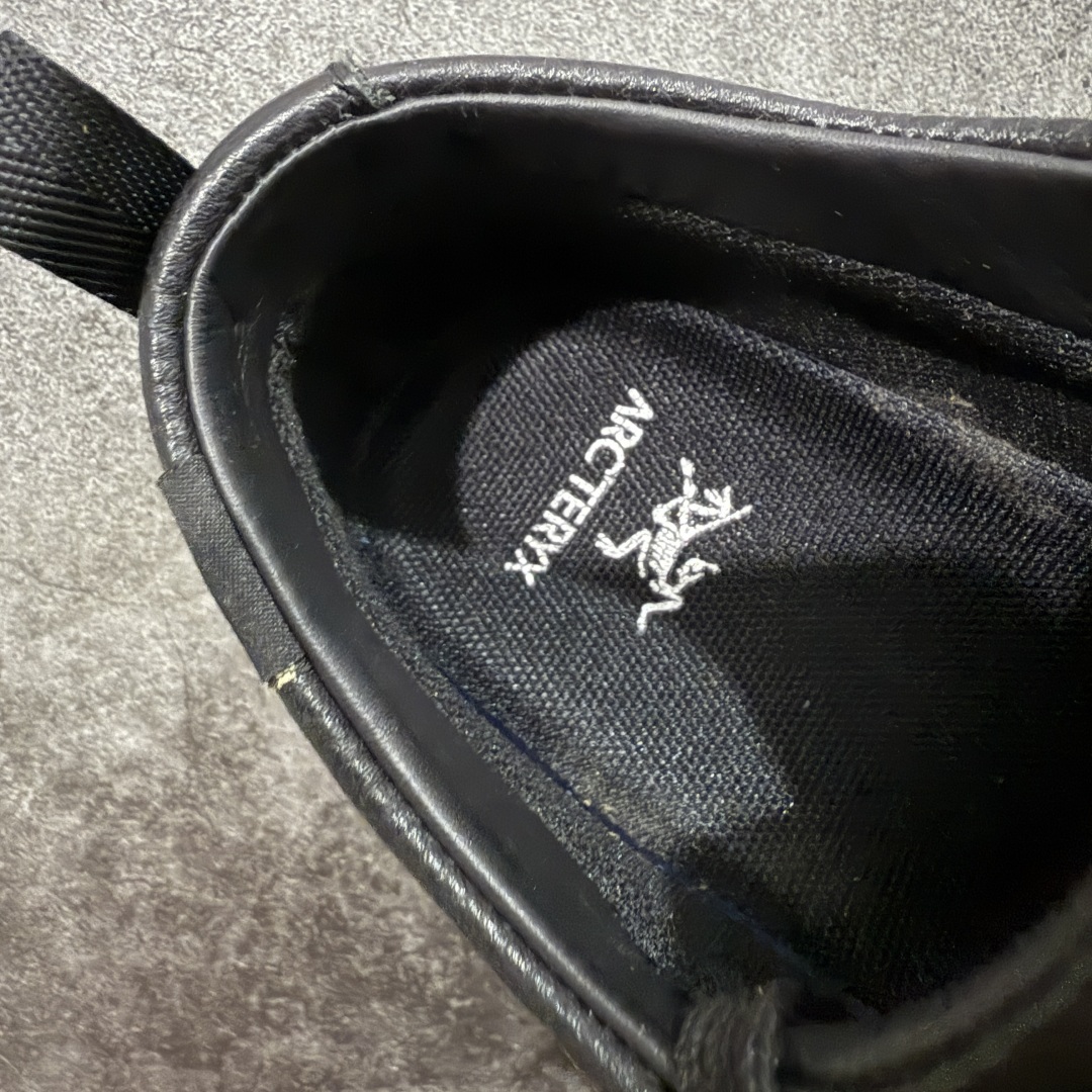 图片[7]-【莞产纯原版】Arcteryx始祖鸟 Solano 舒适 牛皮 低帮跑步鞋 男款 黑色 市售最高版 注意区分市场版本 升级原楦原纸版开发版型 采用同源一致一体成型热熔鞋面材质 搭载85%压缩EVA缓震中底技术 独立开模vibram黄金耐磨锯齿外底❗️ 越野徒步+日常通勤两不误！ 尺码：39-44 ARC\’TERYX始祖鸟，户外运动产品的天花板品牌，2017年发布第一款越野跑鞋NORVAN VT，始祖鸟的越野跑鞋分为三个系列，分别是：VT（Vertical Terrain垂直地形）、LD（Long Distance长距离）、SL（Super Light超轻），发展到今日已经更新到了第三代产品，而NORVAN的命名源于北温哥华（North Vancouver）代表高性能越野跑系统。在2018年我测评了始祖鸟第一代长距离越野跑鞋NORVAN LD，而这次测评的，正是该系列的第三代产品NORVAN LD 3，它与初代相比可以说是脱胎换骨的改变。在整体外观方面，NORVAN LD 3保持了ARC\’TERYX始祖鸟一贯的设计风格，配色一如既往的“素”，使用纯色营造出高级感。鞋面采用单层网孔Cordura®鞋面，与初代的紧密编织鞋面相比透气性能更好，鞋面热压了TPU薄膜支撑鞋面，得益于靠近中底整圈的热压TPU，使NORVAN LD 3的涉水深度更深。NORVAN LD 3帮面一体成型，只在跟杯正中进行缝合，跟杯有硬质港宝，能有效支撑和锁定足跟，足跟外侧印刷了ARC\’TERYX始祖鸟LOGO。鞋头多层防踢设计保护脚趾，避免脚趾踢到尖利的岩石导致受伤。-选品中心