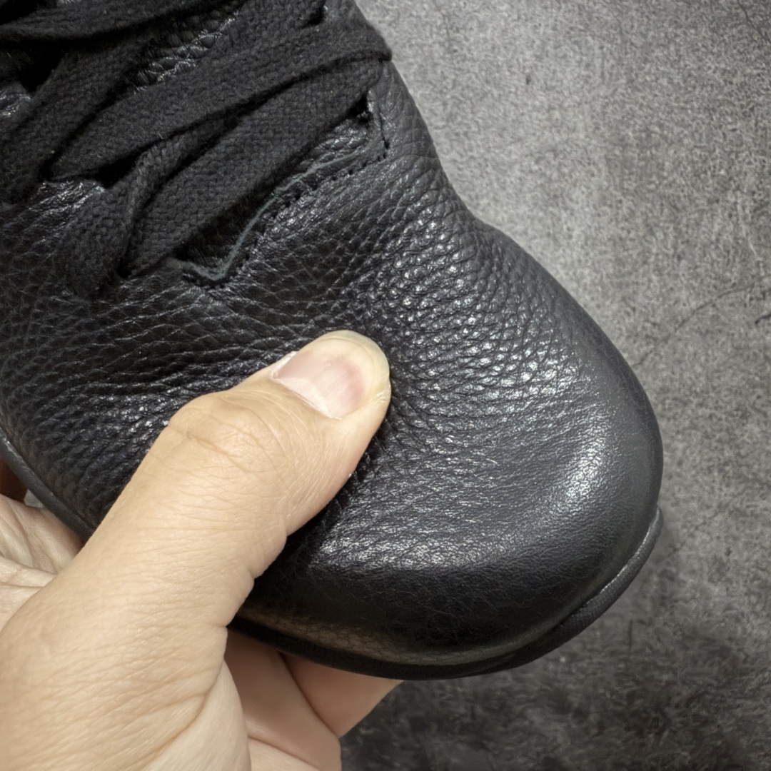 图片[4]-【莞产纯原版】Arcteryx始祖鸟 Solano 舒适 牛皮 低帮跑步鞋 男款 黑色 市售最高版 注意区分市场版本 升级原楦原纸版开发版型 采用同源一致一体成型热熔鞋面材质 搭载85%压缩EVA缓震中底技术 独立开模vibram黄金耐磨锯齿外底❗️ 越野徒步+日常通勤两不误！ 尺码：39-44 ARC\’TERYX始祖鸟，户外运动产品的天花板品牌，2017年发布第一款越野跑鞋NORVAN VT，始祖鸟的越野跑鞋分为三个系列，分别是：VT（Vertical Terrain垂直地形）、LD（Long Distance长距离）、SL（Super Light超轻），发展到今日已经更新到了第三代产品，而NORVAN的命名源于北温哥华（North Vancouver）代表高性能越野跑系统。在2018年我测评了始祖鸟第一代长距离越野跑鞋NORVAN LD，而这次测评的，正是该系列的第三代产品NORVAN LD 3，它与初代相比可以说是脱胎换骨的改变。在整体外观方面，NORVAN LD 3保持了ARC\’TERYX始祖鸟一贯的设计风格，配色一如既往的“素”，使用纯色营造出高级感。鞋面采用单层网孔Cordura®鞋面，与初代的紧密编织鞋面相比透气性能更好，鞋面热压了TPU薄膜支撑鞋面，得益于靠近中底整圈的热压TPU，使NORVAN LD 3的涉水深度更深。NORVAN LD 3帮面一体成型，只在跟杯正中进行缝合，跟杯有硬质港宝，能有效支撑和锁定足跟，足跟外侧印刷了ARC\’TERYX始祖鸟LOGO。鞋头多层防踢设计保护脚趾，避免脚趾踢到尖利的岩石导致受伤。-选品中心