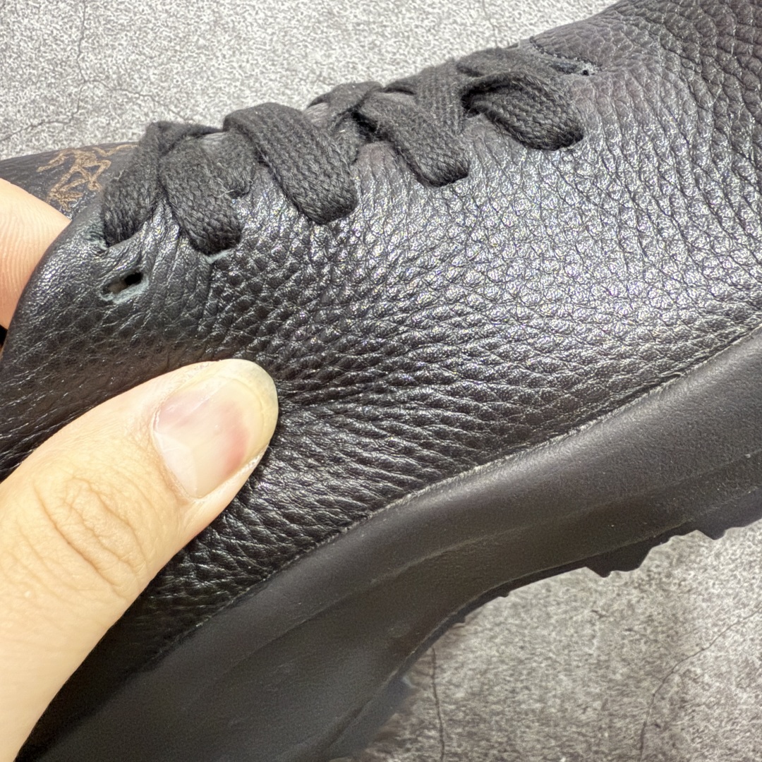 图片[3]-【莞产纯原版】Arcteryx始祖鸟 Solano 舒适 牛皮 低帮跑步鞋 男款 黑色 市售最高版 注意区分市场版本 升级原楦原纸版开发版型 采用同源一致一体成型热熔鞋面材质 搭载85%压缩EVA缓震中底技术 独立开模vibram黄金耐磨锯齿外底❗️ 越野徒步+日常通勤两不误！ 尺码：39-44 ARC\’TERYX始祖鸟，户外运动产品的天花板品牌，2017年发布第一款越野跑鞋NORVAN VT，始祖鸟的越野跑鞋分为三个系列，分别是：VT（Vertical Terrain垂直地形）、LD（Long Distance长距离）、SL（Super Light超轻），发展到今日已经更新到了第三代产品，而NORVAN的命名源于北温哥华（North Vancouver）代表高性能越野跑系统。在2018年我测评了始祖鸟第一代长距离越野跑鞋NORVAN LD，而这次测评的，正是该系列的第三代产品NORVAN LD 3，它与初代相比可以说是脱胎换骨的改变。在整体外观方面，NORVAN LD 3保持了ARC\’TERYX始祖鸟一贯的设计风格，配色一如既往的“素”，使用纯色营造出高级感。鞋面采用单层网孔Cordura®鞋面，与初代的紧密编织鞋面相比透气性能更好，鞋面热压了TPU薄膜支撑鞋面，得益于靠近中底整圈的热压TPU，使NORVAN LD 3的涉水深度更深。NORVAN LD 3帮面一体成型，只在跟杯正中进行缝合，跟杯有硬质港宝，能有效支撑和锁定足跟，足跟外侧印刷了ARC\’TERYX始祖鸟LOGO。鞋头多层防踢设计保护脚趾，避免脚趾踢到尖利的岩石导致受伤。-选品中心