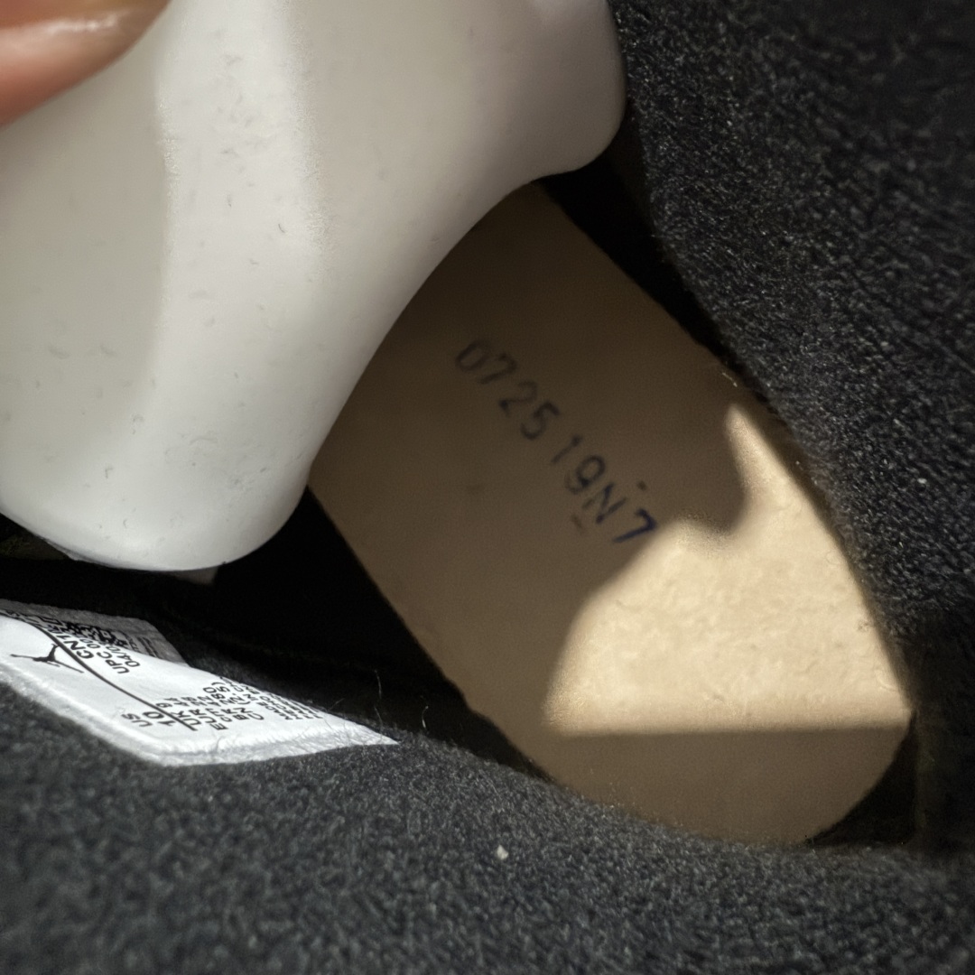 图片[9]-【DG2.0】Travis Scott x Air Jordan 6 AJ6 TS复古文化篮球鞋“军绿夜光鬼脸” CN1084-200 AJ6军绿口袋 顶级细节 多双原鞋拆解开发 进口麂皮皮料 立体公整口袋 原厂后跟刺绣 饱满粗细同步 区分市面过细刺绣 原厂锁扣配件按压回弹声音清脆 原厂定型 后跟完美效果 无各种添加操作 全新正确细节 正确3M反光夜光大底 尺码：40 40.5 41 42 42.5 43 44 44.5 45 46 47.5-选品中心