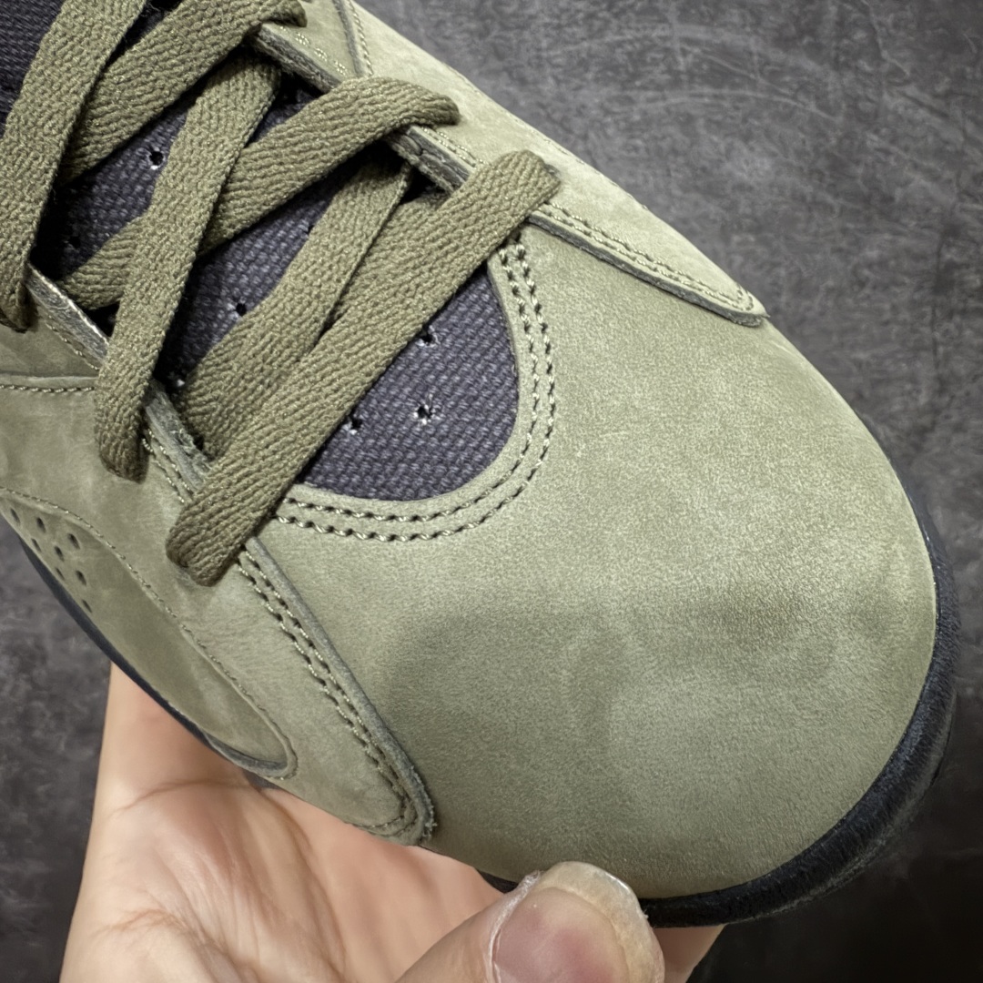 图片[5]-【DG2.0】Travis Scott x Air Jordan 6 AJ6 TS复古文化篮球鞋“军绿夜光鬼脸” CN1084-200 AJ6军绿口袋 顶级细节 多双原鞋拆解开发 进口麂皮皮料 立体公整口袋 原厂后跟刺绣 饱满粗细同步 区分市面过细刺绣 原厂锁扣配件按压回弹声音清脆 原厂定型 后跟完美效果 无各种添加操作 全新正确细节 正确3M反光夜光大底 尺码：40 40.5 41 42 42.5 43 44 44.5 45 46 47.5-选品中心