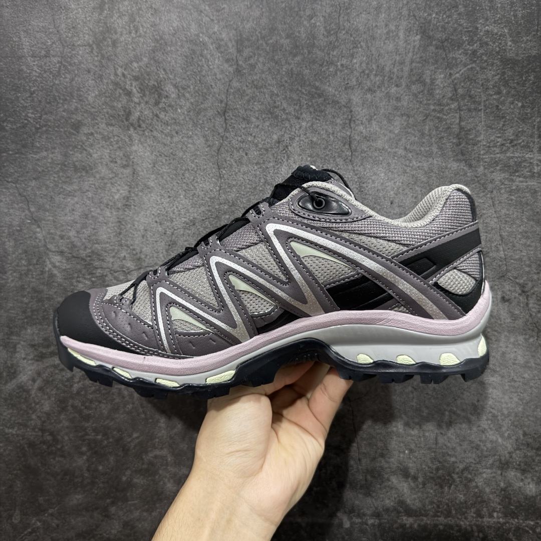 图片[2]-【绿x升级版】Salomon XT-QUEST ADV 萨洛蒙情侣款户外机能鞋 491277 全新绿x升级版 品质大改进 ‼️ 全鞋改进为原厂一致材料打造 全新修长鞋型 相对老版臃肿鞋型 此版的版型更正 全新玻璃冲刀 清洁度提升 同步原版左右鞋带孔的间距加大（之前老版间距太小） 网面与鞋头材料校对一致无色差（老版网面有色差） 鞋后跟反口V字定型同步zp（老版臃肿为U字后跟反口） 鞋舌两侧鞋帮脚踝处更加直挺（之前老版往中间踏） 鞋盒黑盒改正为原版牛皮纸鞋盒 鞋头处添加☯️太极标 所有细节多次修改校正 坚持同步原版无差别 毋庸置疑全市场最好的版本💪🏻终端优势供应 尺码：36-46-选品中心