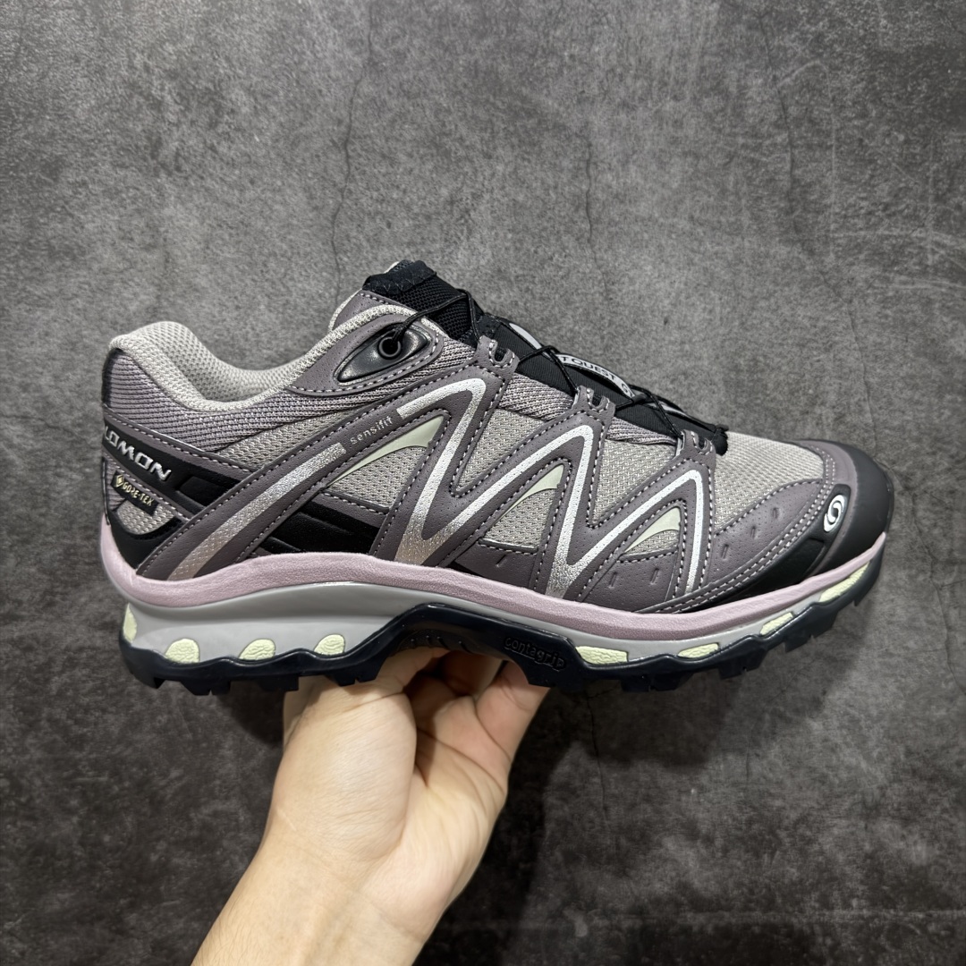 【绿x升级版】Salomon XT-QUEST ADV 萨洛蒙情侣款户外机能鞋 491277 全新绿x升级版 品质大改进 ‼️ 全鞋改进为原厂一致材料打造 全新修长鞋型 相对老版臃肿鞋型 此版的版型更正 全新玻璃冲刀 清洁度提升 同步原版左右鞋带孔的间距加大(之前老版间距太小) 网面与鞋头材料校对一致无色差(老版网面有色差) 鞋后跟反口V字定型同步zp(老版臃肿为U字后跟反口) 鞋舌两侧鞋帮脚踝处更加直挺(之前老版往中间踏) 鞋盒黑盒改正为原版牛皮纸鞋盒 鞋头处添加☯️太极标 所有细节多次修改校正 坚持同步原版无差别 毋庸置疑全市场最好的版本💪🏻终端优势供应 尺码:36-46-选品中心