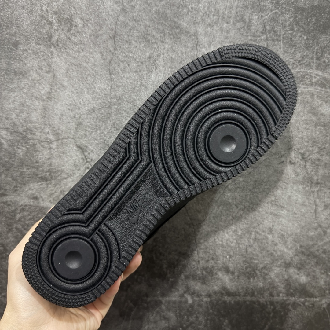 图片[9]-【XE纯原磨砂面】Air Force 1 Low AF1空军纯黑低帮 磨砂皮面版 CW2288-001 抄底的价格 完美品质 完全吊打市场所有同价位上下版本 偏软质头层皮料 完美鞋型 钩子裁边清洁度无敌！ 针车走线图片放大看相当整齐，鞋带口冲孔与鞋头冲孔非常圆润干净 无任何毛边，正确做旧鞋带金属铁片，中底走线 鞋垫刷胶 大底含气垫都是基本操作！独家有货，全码可接！ 尺码：36-46含尖版本 目前此价位你能找到的最优的一个版本没有之一-选品中心