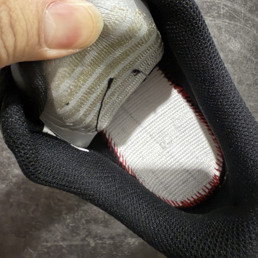 图片[8]-【XE纯原磨砂面】Air Force 1 Low AF1空军纯黑低帮 磨砂皮面版 CW2288-001 抄底的价格 完美品质 完全吊打市场所有同价位上下版本 偏软质头层皮料 完美鞋型 钩子裁边清洁度无敌！ 针车走线图片放大看相当整齐，鞋带口冲孔与鞋头冲孔非常圆润干净 无任何毛边，正确做旧鞋带金属铁片，中底走线 鞋垫刷胶 大底含气垫都是基本操作！独家有货，全码可接！ 尺码：36-46含尖版本 目前此价位你能找到的最优的一个版本没有之一-选品中心