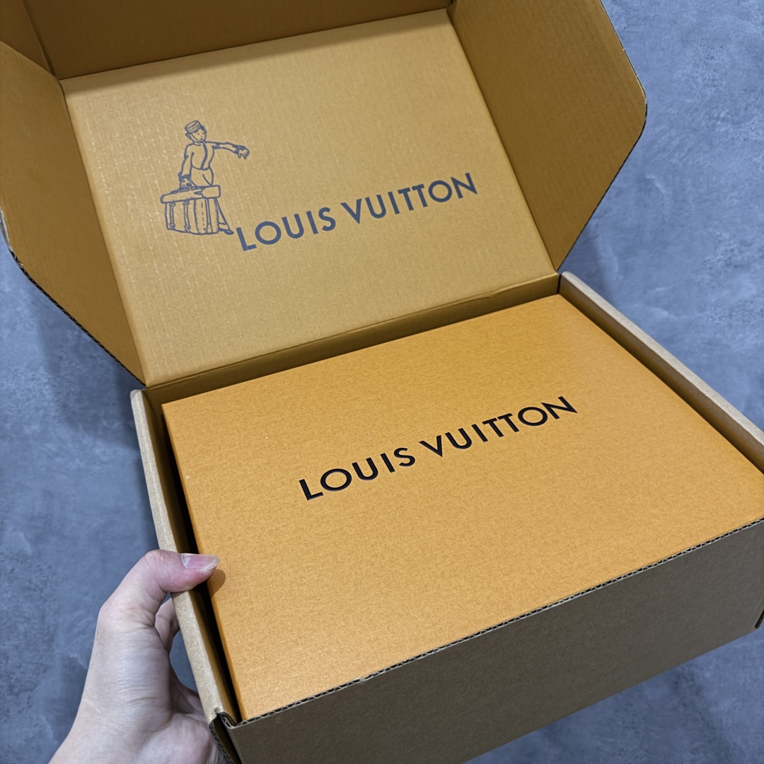 图片[8]-【海淘代购版】LOUIS VUITTON LV Beverly Hills 牛皮 圆头系带 低帮 时尚板鞋 男款 白色 海淘代购同渠道品质 高端零售 外贸充正专供 原版购入开发 ZP级全套包装 完美楦型 正确卡色 大底TPU 质感媲美原版 细节与原版一致 请注意区分市面通货材 尺码：38 39 40 41 42 43 44 45 46-选品中心