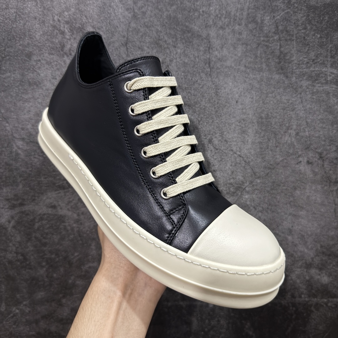 图片[3]-【New Star版本】市售最高版 Rickowens 瑞克 欧文斯 西瓜头 低帮高街休闲板鞋 真正匠心打造 欢迎各领域高端玩家拷打对比！ 市售真正最高品质 1：1还原ZP原鞋！ 历经6个月 调楦开版，纳米级还原 【面皮】进口全粒面头层小牛皮，细纳帕纹路亮面风格 【内里】进口全粒面头层小牛皮，细纳帕纹路哑光风格，自然毛孔 吸汗透气 【中底】表面层包裹全粒面小牛皮 内层中底带钢板，提升鞋子的稳定性与支撑力，有效抵抗外力变形 【鞋垫】全粒面小牛皮-透气吸汗+三层夹心泡面材质-高弹透气脚感舒适 【鞋底】独家私模TPU奶香大底 进口TPU原料耐磨、耐操、不易氧化发黄 【鞋带】定制水染 按原版织法工艺 百分比百还原 【布袋】定制定染原厂布袋原厂刺绣工艺 布料厚实 柔软 带绒感 颜色深灰微微发绿 正确版.布料成本远高于市场版 【包装】配件包装全部按照最新版原鞋标准.另附送黑色鞋带 独家配无纺布试鞋垫 尺码：38 39 40 41 42 43 44 45 46 正码正拍-选品中心