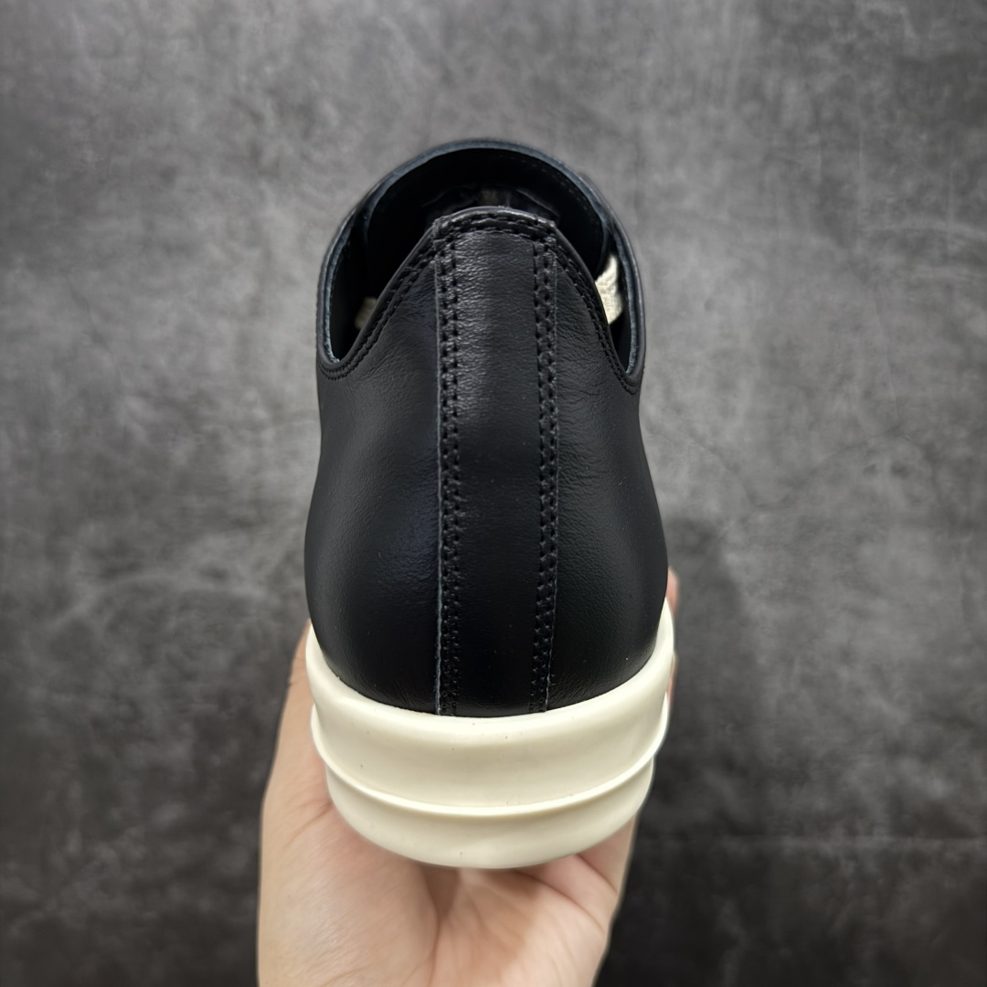 图片[4]-【New Star版本】市售最高版 Rickowens 瑞克 欧文斯 西瓜头 低帮高街休闲板鞋 真正匠心打造 欢迎各领域高端玩家拷打对比！ 市售真正最高品质 1：1还原ZP原鞋！ 历经6个月 调楦开版，纳米级还原 【面皮】进口全粒面头层小牛皮，细纳帕纹路亮面风格 【内里】进口全粒面头层小牛皮，细纳帕纹路哑光风格，自然毛孔 吸汗透气 【中底】表面层包裹全粒面小牛皮 内层中底带钢板，提升鞋子的稳定性与支撑力，有效抵抗外力变形 【鞋垫】全粒面小牛皮-透气吸汗+三层夹心泡面材质-高弹透气脚感舒适 【鞋底】独家私模TPU奶香大底 进口TPU原料耐磨、耐操、不易氧化发黄 【鞋带】定制水染 按原版织法工艺 百分比百还原 【布袋】定制定染原厂布袋原厂刺绣工艺 布料厚实 柔软 带绒感 颜色深灰微微发绿 正确版.布料成本远高于市场版 【包装】配件包装全部按照最新版原鞋标准.另附送黑色鞋带 独家配无纺布试鞋垫 尺码：38 39 40 41 42 43 44 45 46 正码正拍-选品中心