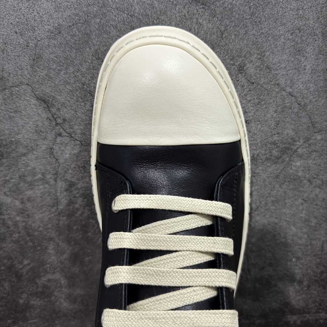 图片[5]-【New Star版本】市售最高版 Rickowens 瑞克 欧文斯 西瓜头 低帮高街休闲板鞋 真正匠心打造 欢迎各领域高端玩家拷打对比！ 市售真正最高品质 1：1还原ZP原鞋！ 历经6个月 调楦开版，纳米级还原 【面皮】进口全粒面头层小牛皮，细纳帕纹路亮面风格 【内里】进口全粒面头层小牛皮，细纳帕纹路哑光风格，自然毛孔 吸汗透气 【中底】表面层包裹全粒面小牛皮 内层中底带钢板，提升鞋子的稳定性与支撑力，有效抵抗外力变形 【鞋垫】全粒面小牛皮-透气吸汗+三层夹心泡面材质-高弹透气脚感舒适 【鞋底】独家私模TPU奶香大底 进口TPU原料耐磨、耐操、不易氧化发黄 【鞋带】定制水染 按原版织法工艺 百分比百还原 【布袋】定制定染原厂布袋原厂刺绣工艺 布料厚实 柔软 带绒感 颜色深灰微微发绿 正确版.布料成本远高于市场版 【包装】配件包装全部按照最新版原鞋标准.另附送黑色鞋带 独家配无纺布试鞋垫 尺码：38 39 40 41 42 43 44 45 46 正码正拍-选品中心