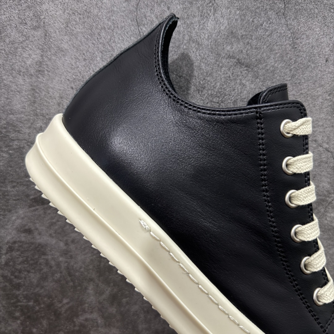 图片[7]-【New Star版本】市售最高版 Rickowens 瑞克 欧文斯 西瓜头 低帮高街休闲板鞋 真正匠心打造 欢迎各领域高端玩家拷打对比！ 市售真正最高品质 1：1还原ZP原鞋！ 历经6个月 调楦开版，纳米级还原 【面皮】进口全粒面头层小牛皮，细纳帕纹路亮面风格 【内里】进口全粒面头层小牛皮，细纳帕纹路哑光风格，自然毛孔 吸汗透气 【中底】表面层包裹全粒面小牛皮 内层中底带钢板，提升鞋子的稳定性与支撑力，有效抵抗外力变形 【鞋垫】全粒面小牛皮-透气吸汗+三层夹心泡面材质-高弹透气脚感舒适 【鞋底】独家私模TPU奶香大底 进口TPU原料耐磨、耐操、不易氧化发黄 【鞋带】定制水染 按原版织法工艺 百分比百还原 【布袋】定制定染原厂布袋原厂刺绣工艺 布料厚实 柔软 带绒感 颜色深灰微微发绿 正确版.布料成本远高于市场版 【包装】配件包装全部按照最新版原鞋标准.另附送黑色鞋带 独家配无纺布试鞋垫 尺码：38 39 40 41 42 43 44 45 46 正码正拍-选品中心