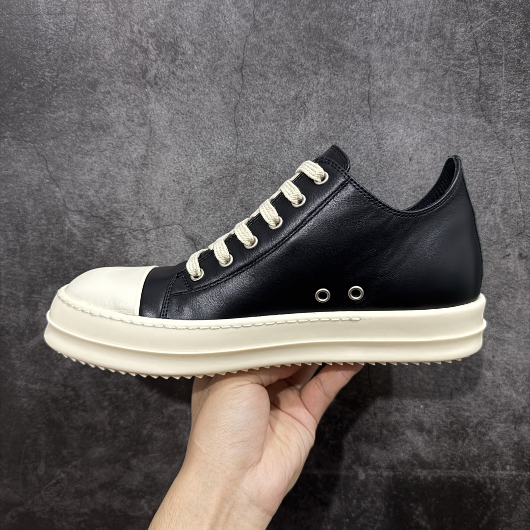 图片[2]-【New Star版本】市售最高版 Rickowens 瑞克 欧文斯 西瓜头 低帮高街休闲板鞋 真正匠心打造 欢迎各领域高端玩家拷打对比！ 市售真正最高品质 1：1还原ZP原鞋！ 历经6个月 调楦开版，纳米级还原 【面皮】进口全粒面头层小牛皮，细纳帕纹路亮面风格 【内里】进口全粒面头层小牛皮，细纳帕纹路哑光风格，自然毛孔 吸汗透气 【中底】表面层包裹全粒面小牛皮 内层中底带钢板，提升鞋子的稳定性与支撑力，有效抵抗外力变形 【鞋垫】全粒面小牛皮-透气吸汗+三层夹心泡面材质-高弹透气脚感舒适 【鞋底】独家私模TPU奶香大底 进口TPU原料耐磨、耐操、不易氧化发黄 【鞋带】定制水染 按原版织法工艺 百分比百还原 【布袋】定制定染原厂布袋原厂刺绣工艺 布料厚实 柔软 带绒感 颜色深灰微微发绿 正确版.布料成本远高于市场版 【包装】配件包装全部按照最新版原鞋标准.另附送黑色鞋带 独家配无纺布试鞋垫 尺码：38 39 40 41 42 43 44 45 46 正码正拍-选品中心