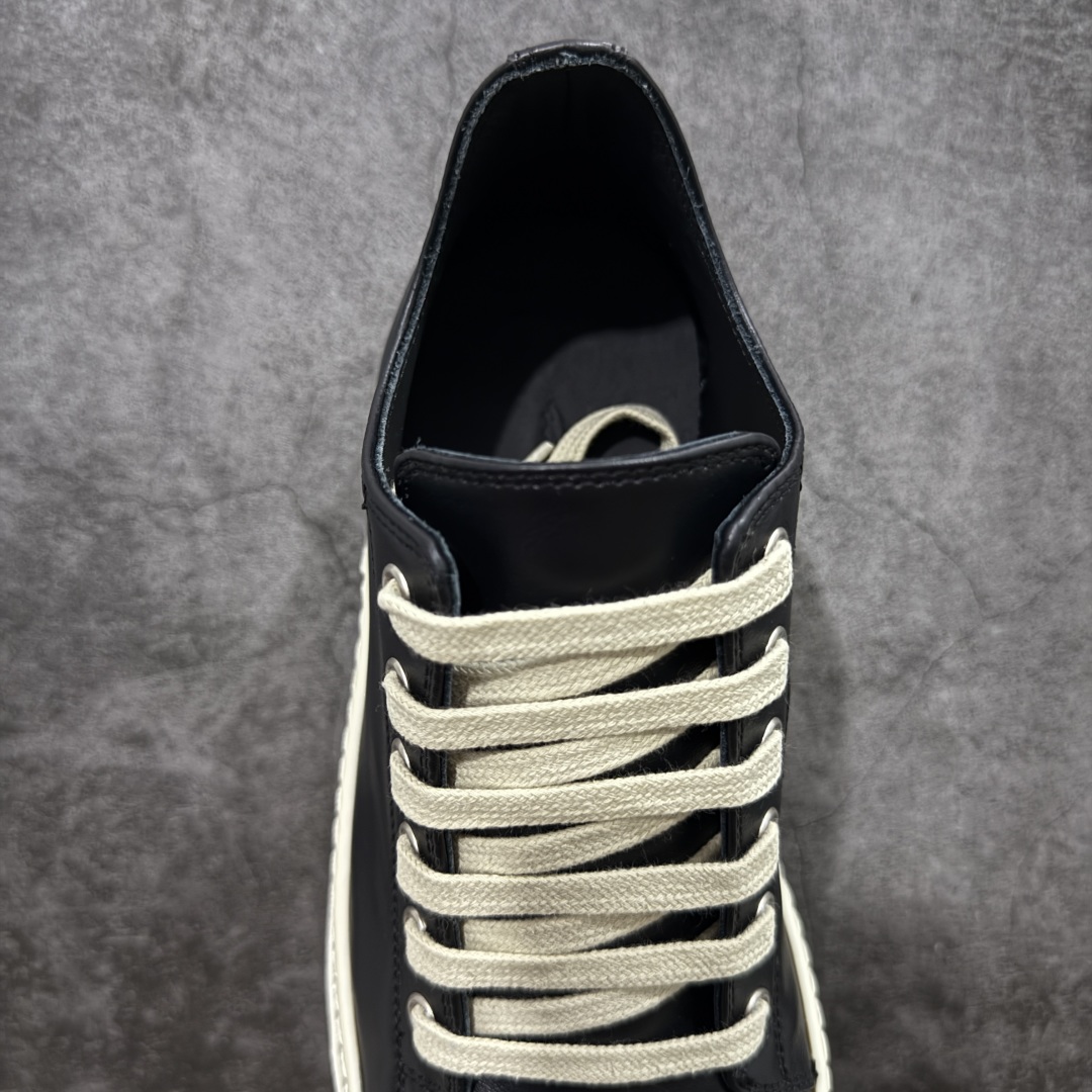 图片[8]-【New Star版本】市售最高版 Rickowens 瑞克 欧文斯 西瓜头 低帮高街休闲板鞋 真正匠心打造 欢迎各领域高端玩家拷打对比！ 市售真正最高品质 1：1还原ZP原鞋！ 历经6个月 调楦开版，纳米级还原 【面皮】进口全粒面头层小牛皮，细纳帕纹路亮面风格 【内里】进口全粒面头层小牛皮，细纳帕纹路哑光风格，自然毛孔 吸汗透气 【中底】表面层包裹全粒面小牛皮 内层中底带钢板，提升鞋子的稳定性与支撑力，有效抵抗外力变形 【鞋垫】全粒面小牛皮-透气吸汗+三层夹心泡面材质-高弹透气脚感舒适 【鞋底】独家私模TPU奶香大底 进口TPU原料耐磨、耐操、不易氧化发黄 【鞋带】定制水染 按原版织法工艺 百分比百还原 【布袋】定制定染原厂布袋原厂刺绣工艺 布料厚实 柔软 带绒感 颜色深灰微微发绿 正确版.布料成本远高于市场版 【包装】配件包装全部按照最新版原鞋标准.另附送黑色鞋带 独家配无纺布试鞋垫 尺码：38 39 40 41 42 43 44 45 46 正码正拍-选品中心