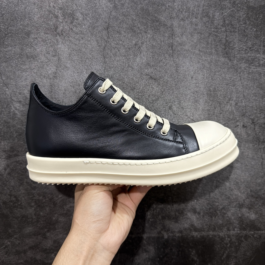 【New Star版本】市售最高版 Rickowens 瑞克 欧文斯 西瓜头 低帮高街休闲板鞋 真正匠心打造 欢迎各领域高端玩家拷打对比! 市售真正最高品质 1:1还原ZP原鞋! 历经6个月 调楦开版,纳米级还原 【面皮】进口全粒面头层小牛皮,细纳帕纹路亮面风格 【内里】进口全粒面头层小牛皮,细纳帕纹路哑光风格,自然毛孔 吸汗透气 【中底】表面层包裹全粒面小牛皮 内层中底带钢板,提升鞋子的稳定性与支撑力,有效抵抗外力变形 【鞋垫】全粒面小牛皮-透气吸汗+三层夹心泡面材质-高弹透气脚感舒适 【鞋底】独家私模TPU奶香大底 进口TPU原料耐磨、耐操、不易氧化发黄 【鞋带】定制水染 按原版织法工艺 百分比百还原 【布袋】定制定染原厂布袋原厂刺绣工艺 布料厚实 柔软 带绒感 颜色深灰微微发绿 正确版.布料成本远高于市场版 【包装】配件包装全部按照最新版原鞋标准.另附送黑色鞋带 独家配无纺布试鞋垫 尺码:38 39 40 41 42 43 44 45 46 正码正拍-选品中心
